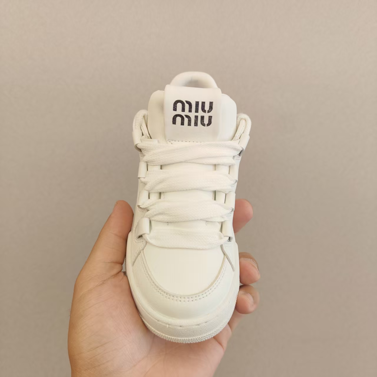 图片[4]-！尺码26-35 广东原产#采用牛反绒皮革组合头层皮饰片鞋面材质#小羊皮内衬及内里灌注PU缓震乳胶脚垫#原数据开发复合TPR防变形光泽耐磨橡胶外底❗️超级百搭和舒适度极佳！意大利奢侈品牌·缪缪/Miu Miu Plume Low-选品中心