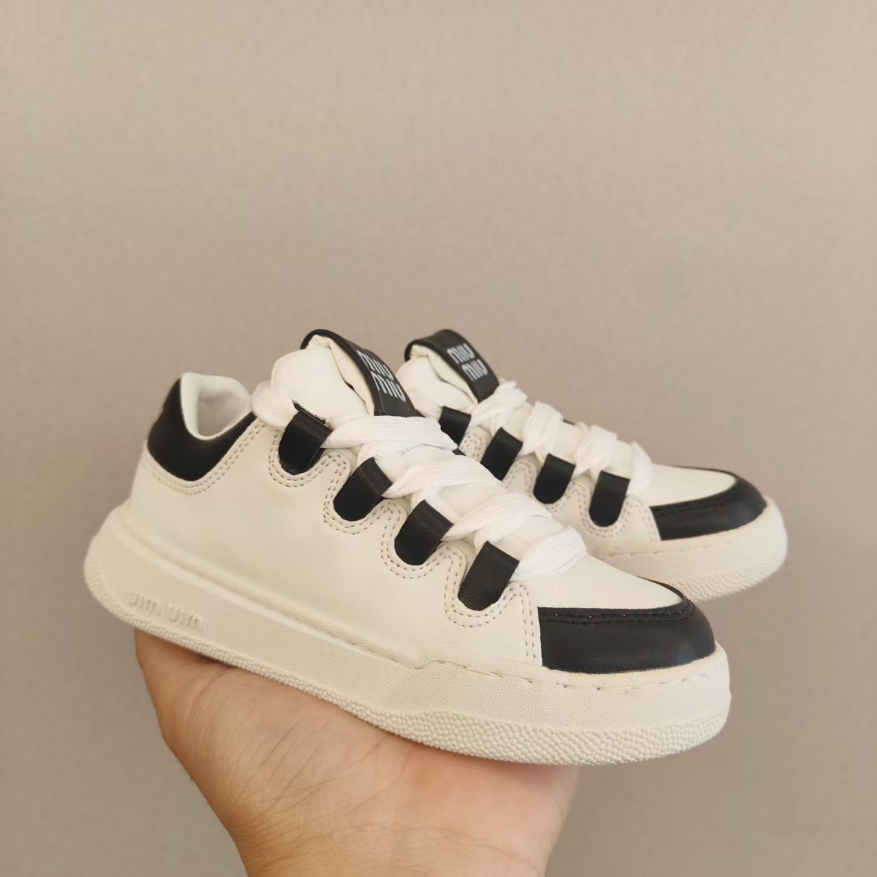 图片[2]-！尺码26-35 广东原产#采用牛反绒皮革组合头层皮饰片鞋面材质#小羊皮内衬及内里灌注PU缓震乳胶脚垫#原数据开发复合TPR防变形光泽耐磨橡胶外底❗️超级百搭和舒适度极佳！意大利奢侈品牌·缪缪/Miu Miu Plume Low-选品中心