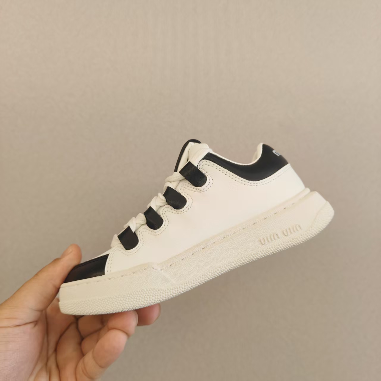 图片[5]-！尺码26-35 广东原产#采用牛反绒皮革组合头层皮饰片鞋面材质#小羊皮内衬及内里灌注PU缓震乳胶脚垫#原数据开发复合TPR防变形光泽耐磨橡胶外底❗️超级百搭和舒适度极佳！意大利奢侈品牌·缪缪/Miu Miu Plume Low-选品中心