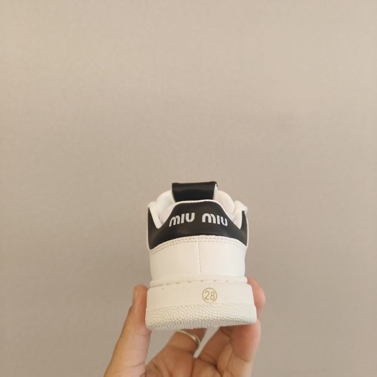 图片[6]-！尺码26-35 广东原产#采用牛反绒皮革组合头层皮饰片鞋面材质#小羊皮内衬及内里灌注PU缓震乳胶脚垫#原数据开发复合TPR防变形光泽耐磨橡胶外底❗️超级百搭和舒适度极佳！意大利奢侈品牌·缪缪/Miu Miu Plume Low-选品中心