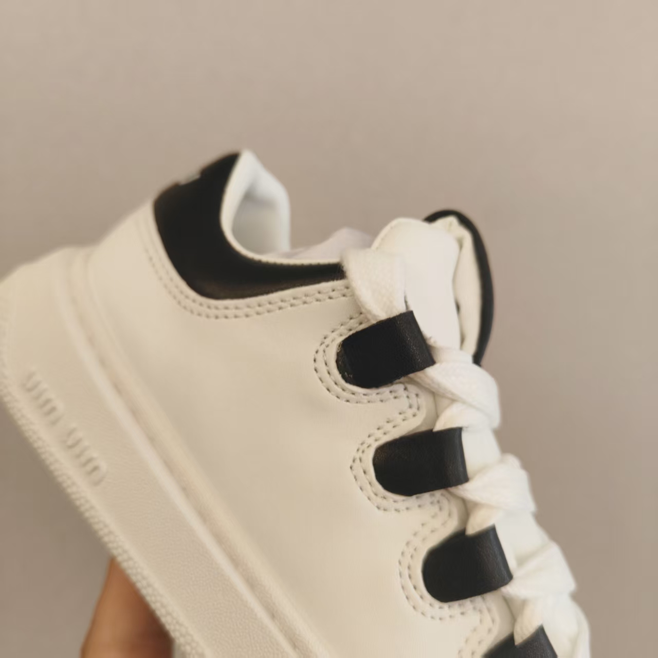 图片[8]-！尺码26-35 广东原产#采用牛反绒皮革组合头层皮饰片鞋面材质#小羊皮内衬及内里灌注PU缓震乳胶脚垫#原数据开发复合TPR防变形光泽耐磨橡胶外底❗️超级百搭和舒适度极佳！意大利奢侈品牌·缪缪/Miu Miu Plume Low-选品中心