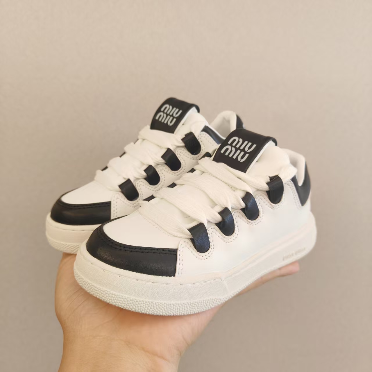 图片[9]-！尺码26-35 广东原产#采用牛反绒皮革组合头层皮饰片鞋面材质#小羊皮内衬及内里灌注PU缓震乳胶脚垫#原数据开发复合TPR防变形光泽耐磨橡胶外底❗️超级百搭和舒适度极佳！意大利奢侈品牌·缪缪/Miu Miu Plume Low-选品中心