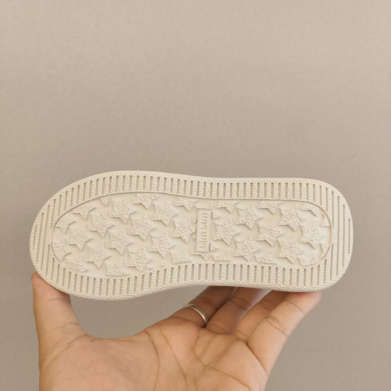 图片[7]-！尺码26-35 广东原产#采用牛反绒皮革组合头层皮饰片鞋面材质#小羊皮内衬及内里灌注PU缓震乳胶脚垫#原数据开发复合TPR防变形光泽耐磨橡胶外底❗️超级百搭和舒适度极佳！意大利奢侈品牌·缪缪/Miu Miu Plume Low-选品中心