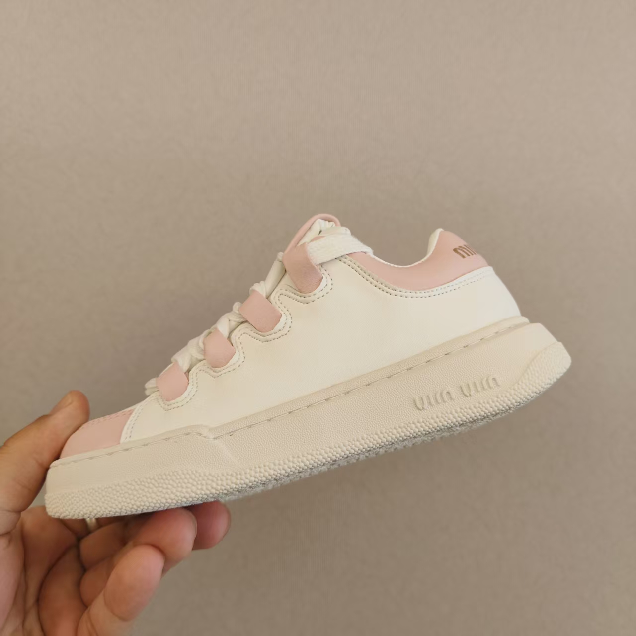 图片[5]-！尺码26-35 广东原产#采用牛反绒皮革组合头层皮饰片鞋面材质#小羊皮内衬及内里灌注PU缓震乳胶脚垫#原数据开发复合TPR防变形光泽耐磨橡胶外底❗️超级百搭和舒适度极佳！意大利奢侈品牌·缪缪/Miu Miu Plume Low-选品中心