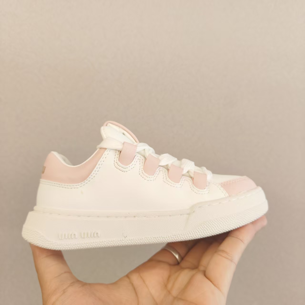 图片[3]-！尺码26-35 广东原产#采用牛反绒皮革组合头层皮饰片鞋面材质#小羊皮内衬及内里灌注PU缓震乳胶脚垫#原数据开发复合TPR防变形光泽耐磨橡胶外底❗️超级百搭和舒适度极佳！意大利奢侈品牌·缪缪/Miu Miu Plume Low-选品中心