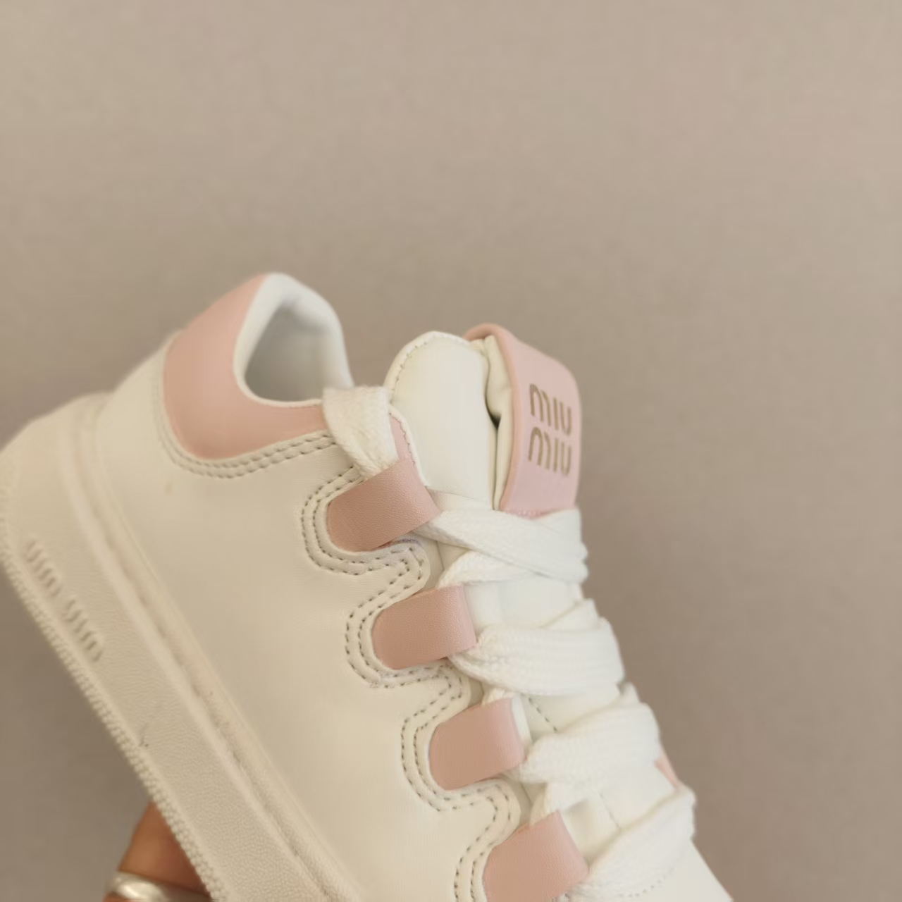 图片[7]-！尺码26-35 广东原产#采用牛反绒皮革组合头层皮饰片鞋面材质#小羊皮内衬及内里灌注PU缓震乳胶脚垫#原数据开发复合TPR防变形光泽耐磨橡胶外底❗️超级百搭和舒适度极佳！意大利奢侈品牌·缪缪/Miu Miu Plume Low-选品中心