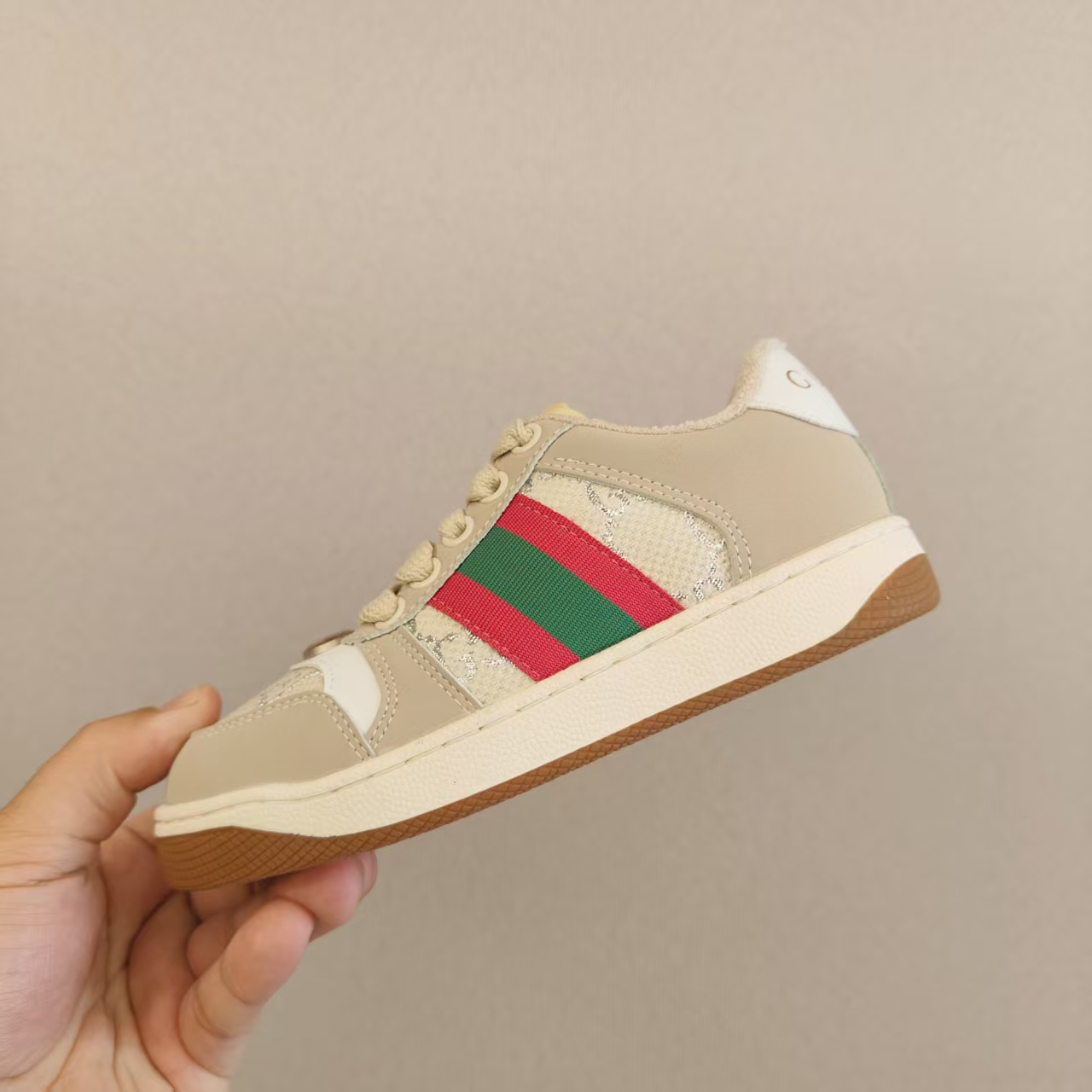 图片[4]-新配色！！！出口欧洲版古驰GUCCI头层皮 GUCCI古驰新款儿童休闲鞋 尺码：24-35码 必入的大牌系列，经典古驰小蜜蜂系列。出口欧版，货不多卖一双少一双。 优质皮料定制，脚感舒适☁ 原版大底，耐磨防滑✔-选品中心