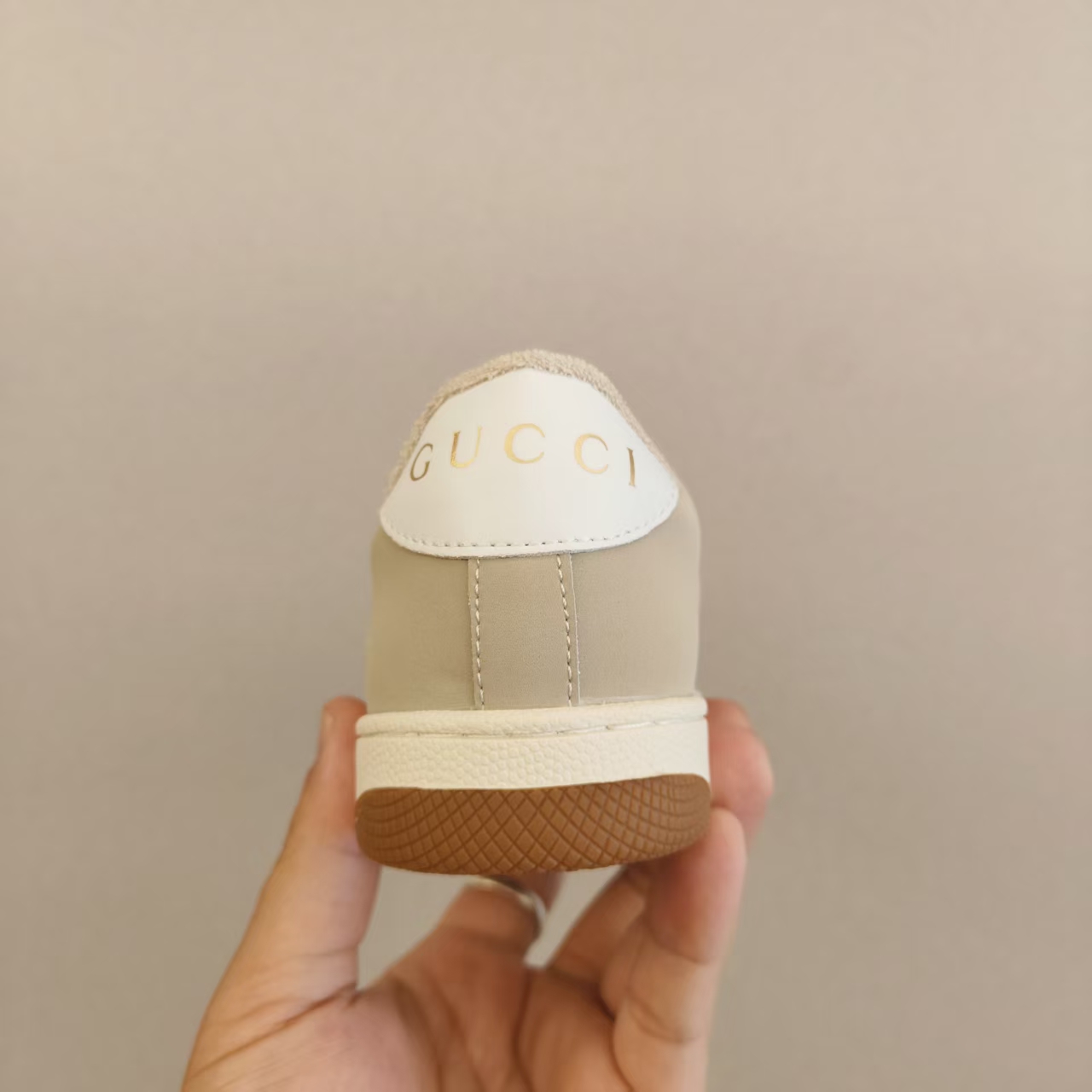 图片[5]-新配色！！！出口欧洲版古驰GUCCI头层皮 GUCCI古驰新款儿童休闲鞋 尺码：24-35码 必入的大牌系列，经典古驰小蜜蜂系列。出口欧版，货不多卖一双少一双。 优质皮料定制，脚感舒适☁ 原版大底，耐磨防滑✔-选品中心