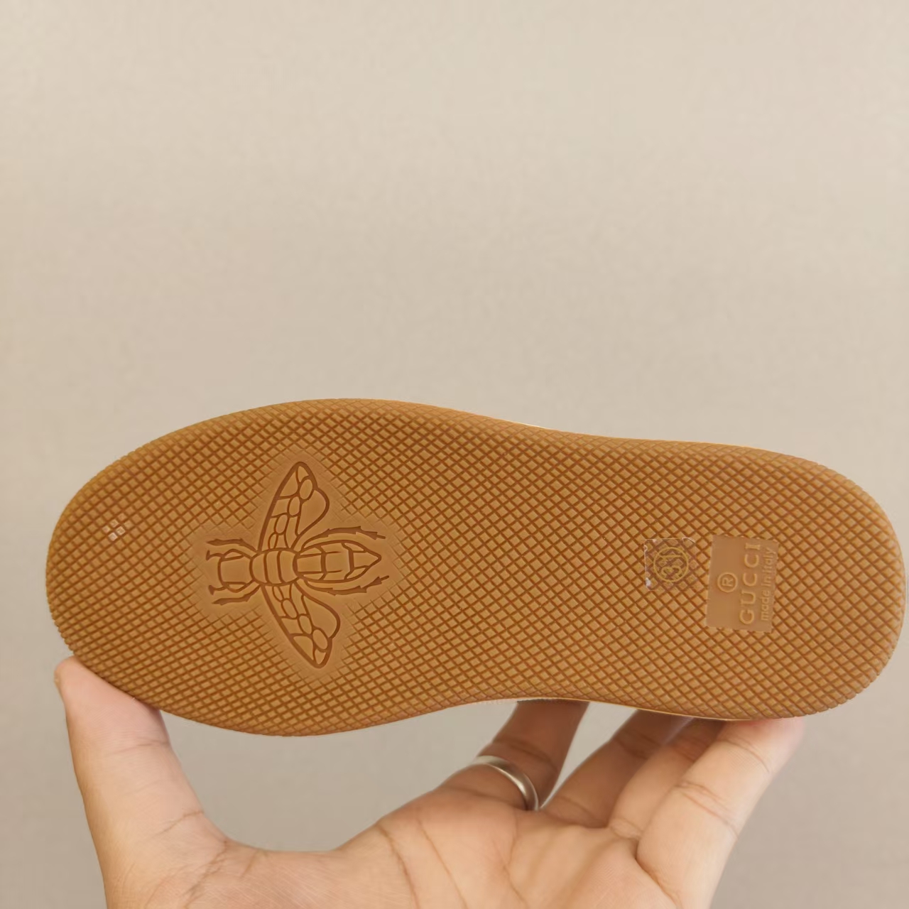 图片[6]-新配色！！！出口欧洲版古驰GUCCI头层皮 GUCCI古驰新款儿童休闲鞋 尺码：24-35码 必入的大牌系列，经典古驰小蜜蜂系列。出口欧版，货不多卖一双少一双。 优质皮料定制，脚感舒适☁ 原版大底，耐磨防滑✔-选品中心