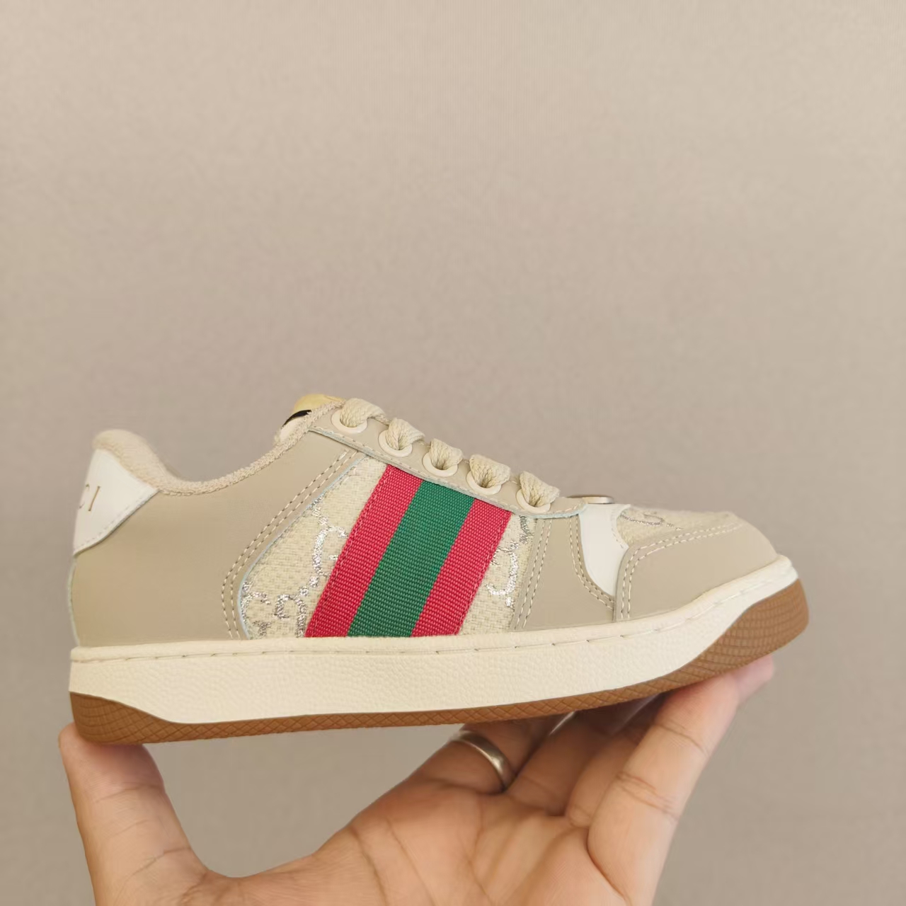 图片[2]-新配色！！！出口欧洲版古驰GUCCI头层皮 GUCCI古驰新款儿童休闲鞋 尺码：24-35码 必入的大牌系列，经典古驰小蜜蜂系列。出口欧版，货不多卖一双少一双。 优质皮料定制，脚感舒适☁ 原版大底，耐磨防滑✔-选品中心