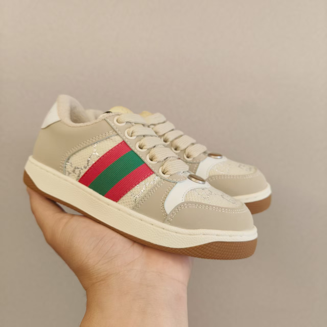 新配色!!!出口欧洲版古驰GUCCI头层皮 GUCCI古驰新款儿童休闲鞋 尺码:24-35码 必入的大牌系列,经典古驰小蜜蜂系列。出口欧版,货不多卖一双少一双。 优质皮料定制,脚感舒适☁ 原版大底,耐磨防滑✔-选品中心