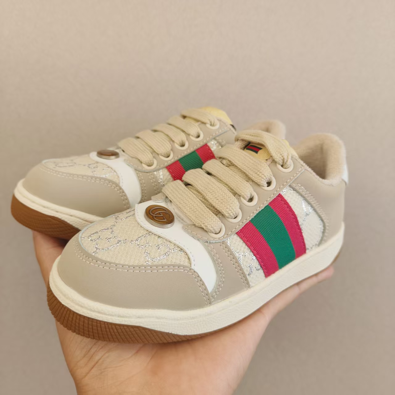 图片[8]-新配色！！！出口欧洲版古驰GUCCI头层皮 GUCCI古驰新款儿童休闲鞋 尺码：24-35码 必入的大牌系列，经典古驰小蜜蜂系列。出口欧版，货不多卖一双少一双。 优质皮料定制，脚感舒适☁ 原版大底，耐磨防滑✔-选品中心