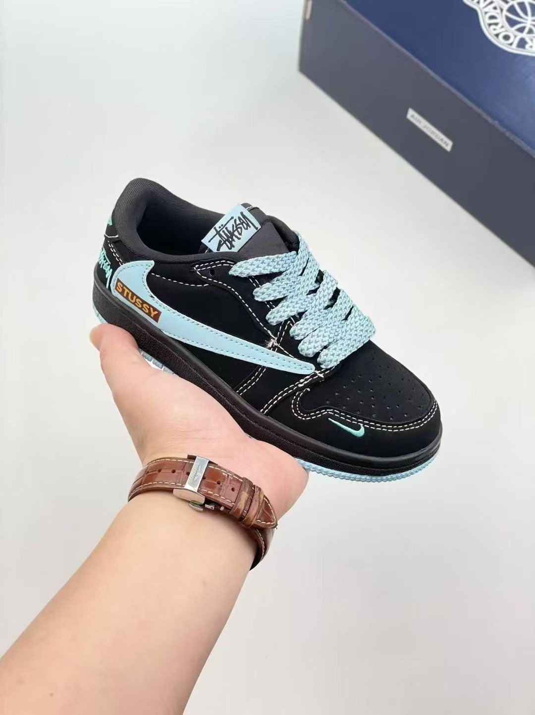 图片[5]-AJ 1 倒勾低帮联名儿童篮球鞋 这款时尚与舒适并存的潮流鞋，其耐磨鞋底和优质材料确保小脚始终舒适，适合各种日常活动，使其成为儿童运动鞋爱好者的完美选择。鞋跟采用联合品牌细节，脚下饰有标志性的双色橡胶鞋底，确保您的孩子在场上踢得最好。 尺码：24-37-选品中心