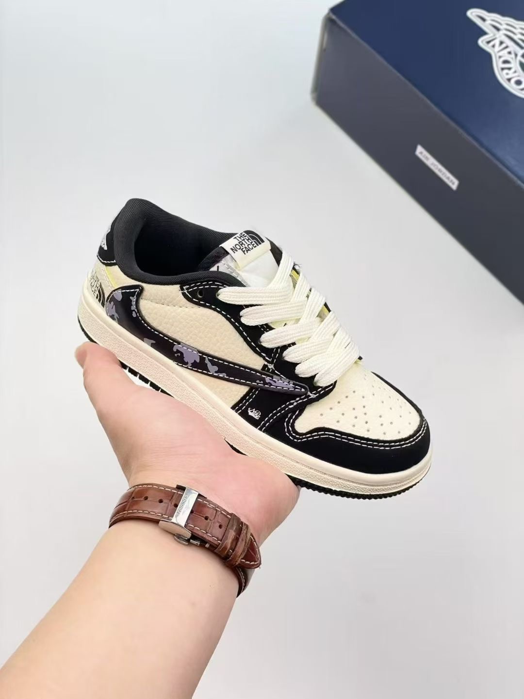 图片[2]-AJ 1 倒勾低帮联名儿童篮球鞋 这款时尚与舒适并存的潮流鞋，其耐磨鞋底和优质材料确保小脚始终舒适，适合各种日常活动，使其成为儿童运动鞋爱好者的完美选择。鞋跟采用联合品牌细节，脚下饰有标志性的双色橡胶鞋底，确保您的孩子在场上踢得最好。 尺码：24-37-选品中心