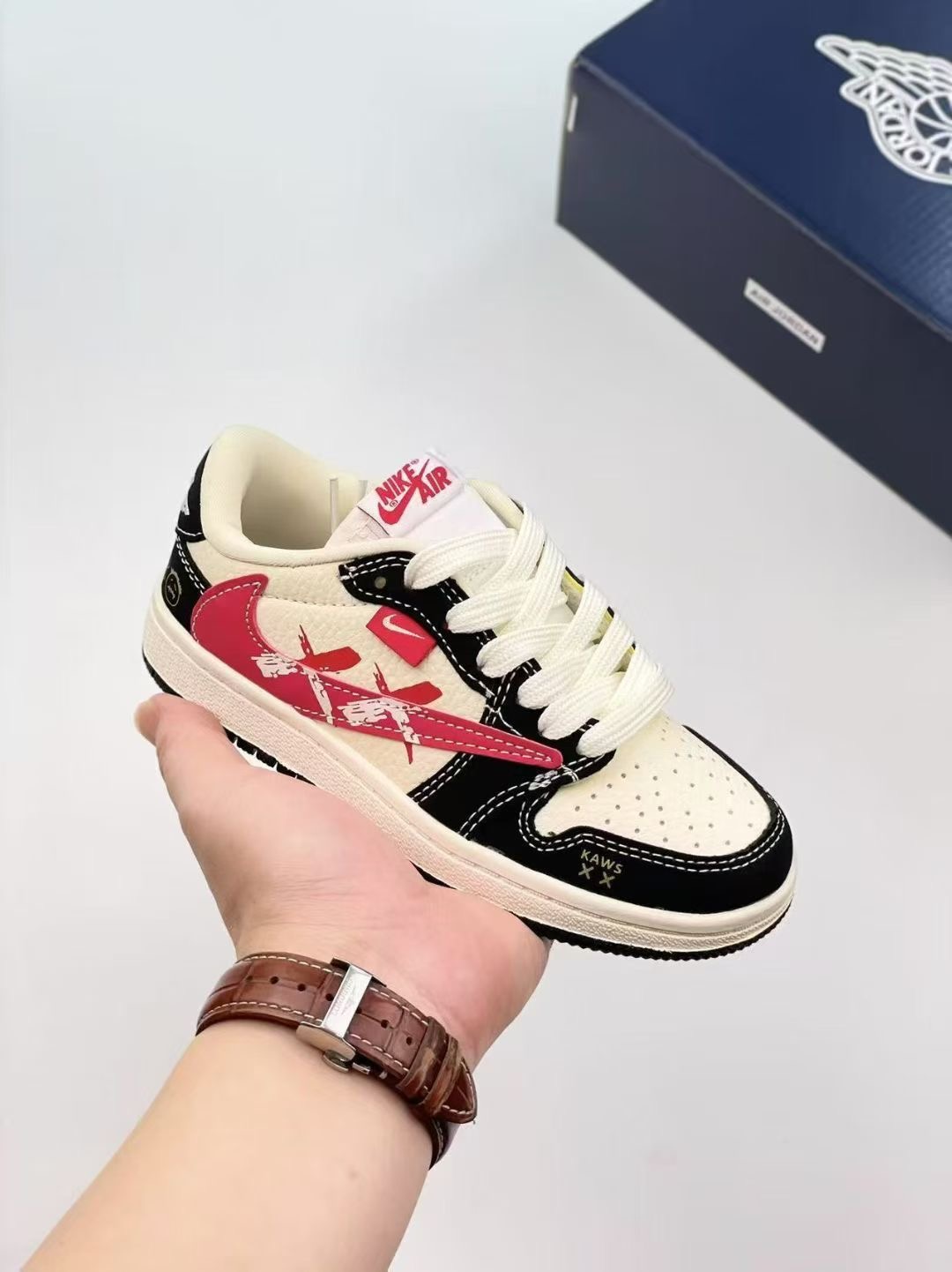 AJ 1 倒勾低帮联名儿童篮球鞋 这款时尚与舒适并存的潮流鞋,其耐磨鞋底和优质材料确保小脚始终舒适,适合各种日常活动,使其成为儿童运动鞋爱好者的完美选择。鞋跟采用联合品牌细节,脚下饰有标志性的双色橡胶鞋底,确保您的孩子在场上踢得最好。 尺码:24-37-选品中心