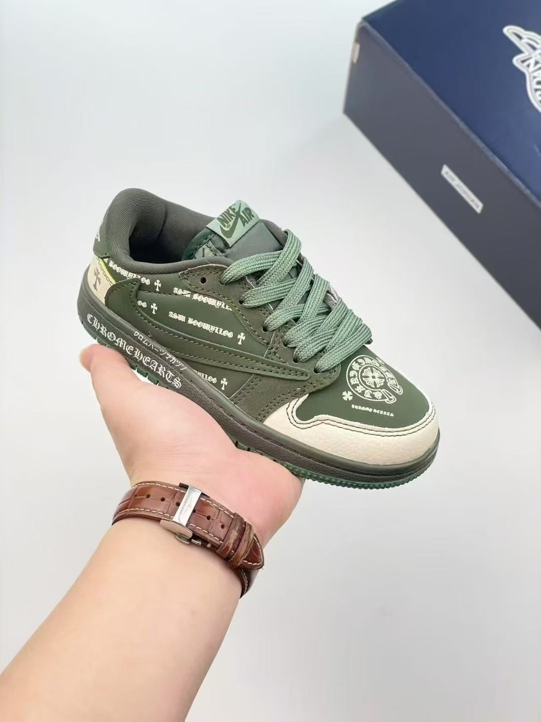 图片[3]-AJ 1 倒勾低帮联名儿童篮球鞋 这款时尚与舒适并存的潮流鞋，其耐磨鞋底和优质材料确保小脚始终舒适，适合各种日常活动，使其成为儿童运动鞋爱好者的完美选择。鞋跟采用联合品牌细节，脚下饰有标志性的双色橡胶鞋底，确保您的孩子在场上踢得最好。 尺码：24-37-选品中心