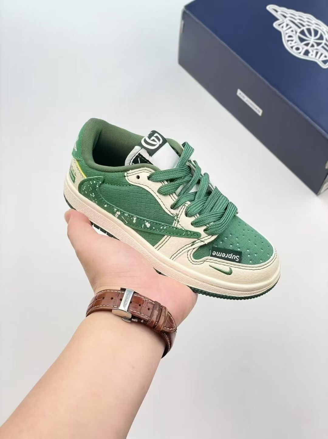 图片[6]-AJ 1 倒勾低帮联名儿童篮球鞋 这款时尚与舒适并存的潮流鞋，其耐磨鞋底和优质材料确保小脚始终舒适，适合各种日常活动，使其成为儿童运动鞋爱好者的完美选择。鞋跟采用联合品牌细节，脚下饰有标志性的双色橡胶鞋底，确保您的孩子在场上踢得最好。 尺码：24-37-选品中心