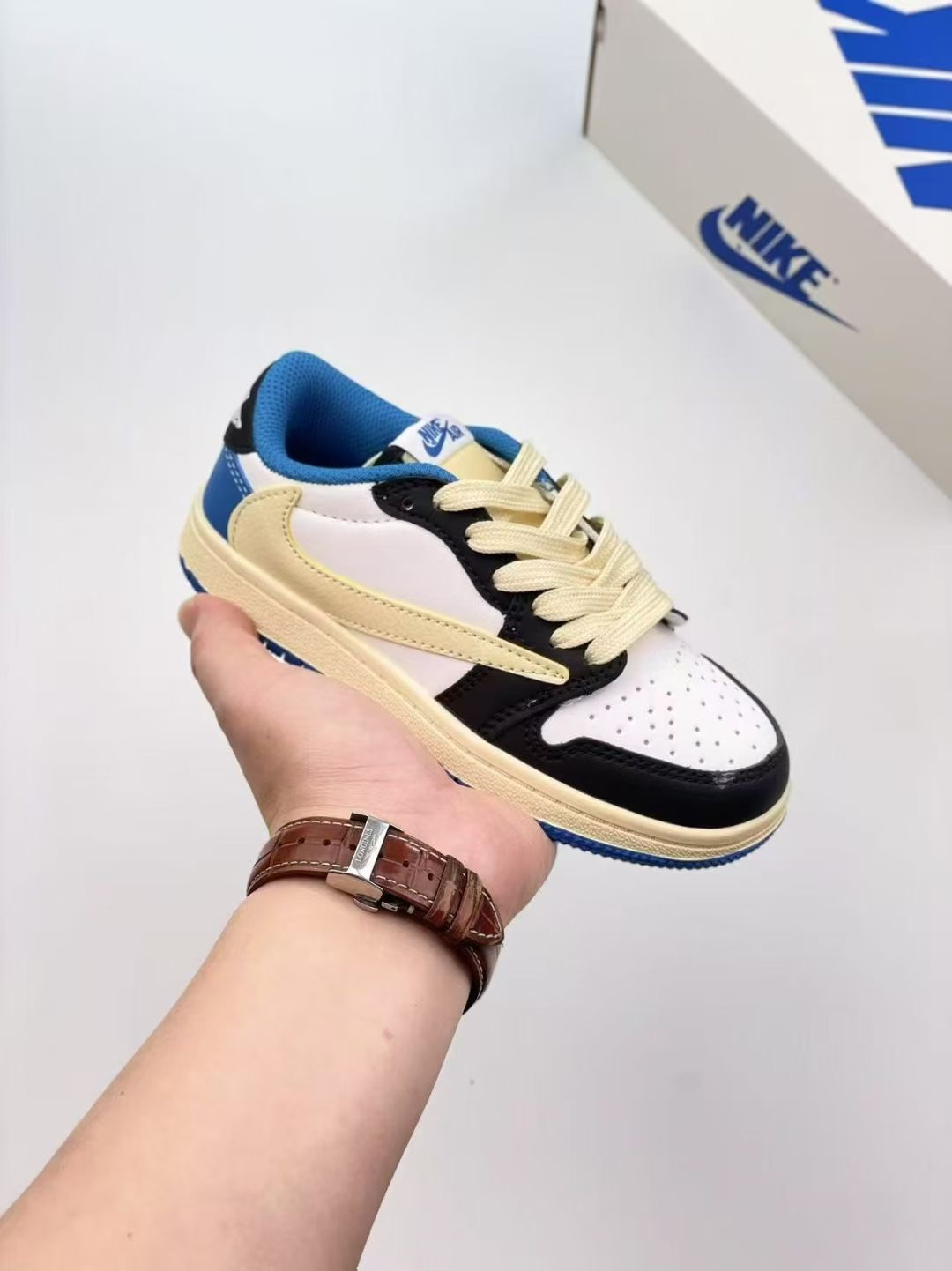 图片[3]-AJ 1 倒勾低帮联名儿童篮球鞋 这款时尚与舒适并存的潮流鞋，其耐磨鞋底和优质材料确保小脚始终舒适，适合各种日常活动，使其成为儿童运动鞋爱好者的完美选择。鞋跟采用联合品牌细节，脚下饰有标志性的双色橡胶鞋底，确保您的孩子在场上踢得最好。 尺码：24-37-选品中心