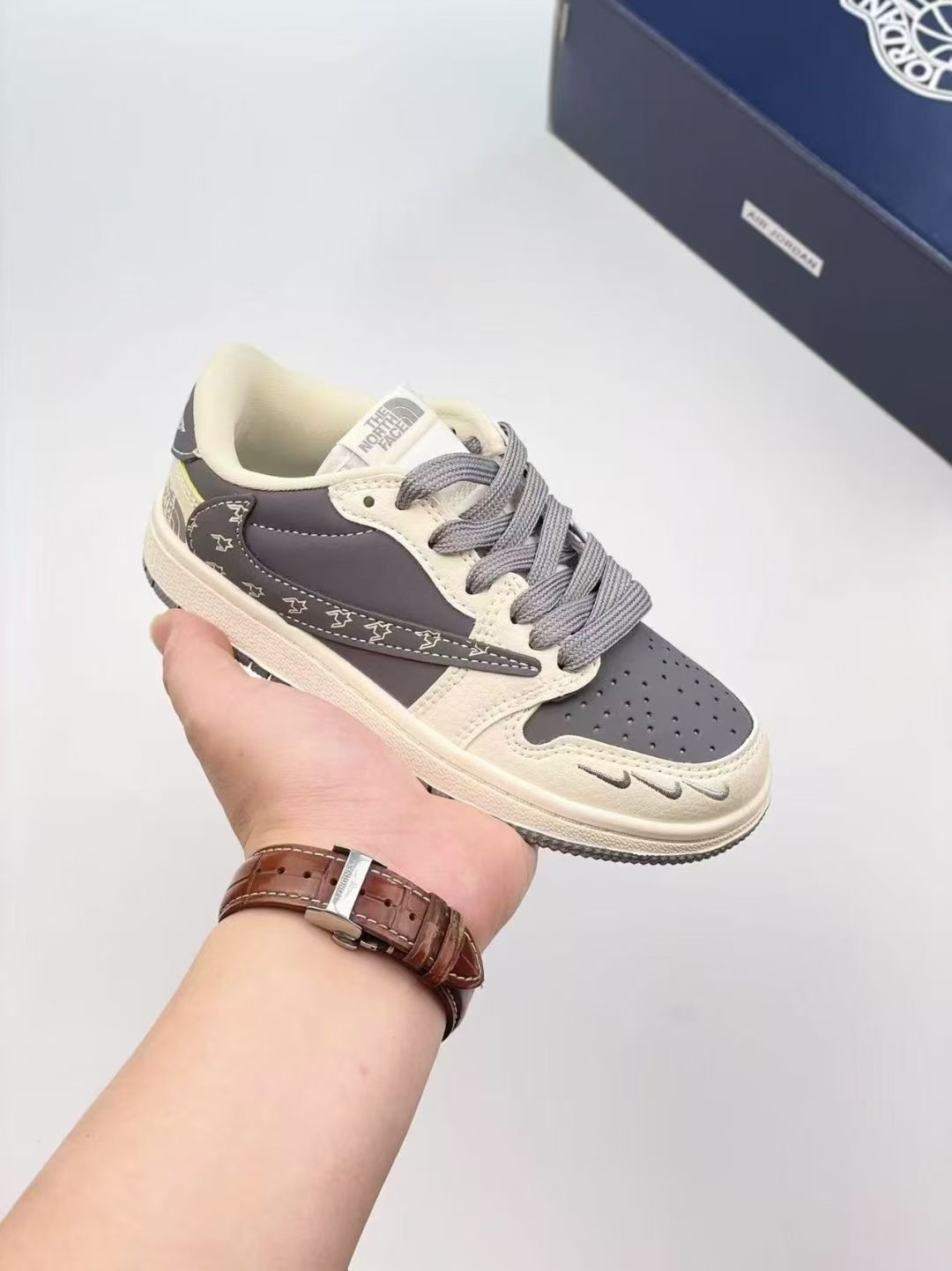 图片[4]-AJ 1 倒勾低帮联名儿童篮球鞋 这款时尚与舒适并存的潮流鞋，其耐磨鞋底和优质材料确保小脚始终舒适，适合各种日常活动，使其成为儿童运动鞋爱好者的完美选择。鞋跟采用联合品牌细节，脚下饰有标志性的双色橡胶鞋底，确保您的孩子在场上踢得最好。 尺码：24-37-选品中心