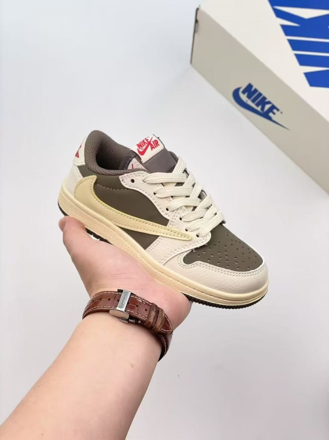 图片[5]-AJ 1 倒勾低帮联名儿童篮球鞋 这款时尚与舒适并存的潮流鞋，其耐磨鞋底和优质材料确保小脚始终舒适，适合各种日常活动，使其成为儿童运动鞋爱好者的完美选择。鞋跟采用联合品牌细节，脚下饰有标志性的双色橡胶鞋底，确保您的孩子在场上踢得最好。 尺码：24-37-选品中心