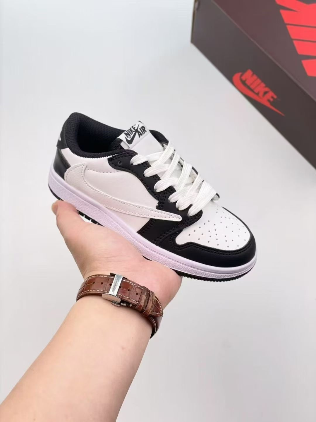 图片[2]-AJ 1 倒勾低帮联名儿童篮球鞋 这款时尚与舒适并存的潮流鞋，其耐磨鞋底和优质材料确保小脚始终舒适，适合各种日常活动，使其成为儿童运动鞋爱好者的完美选择。鞋跟采用联合品牌细节，脚下饰有标志性的双色橡胶鞋底，确保您的孩子在场上踢得最好。 尺码：24-37-选品中心