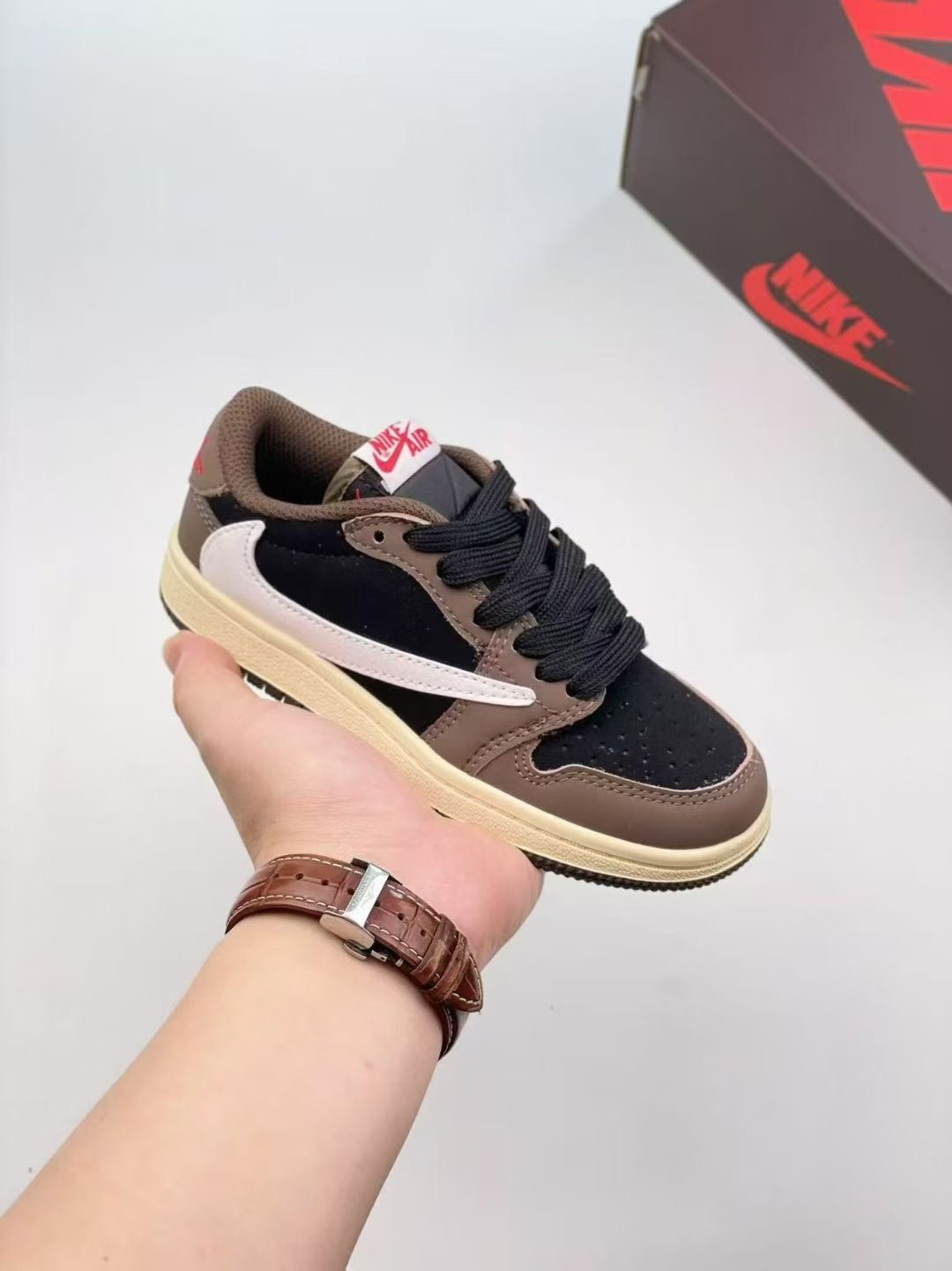 图片[6]-AJ 1 倒勾低帮联名儿童篮球鞋 这款时尚与舒适并存的潮流鞋，其耐磨鞋底和优质材料确保小脚始终舒适，适合各种日常活动，使其成为儿童运动鞋爱好者的完美选择。鞋跟采用联合品牌细节，脚下饰有标志性的双色橡胶鞋底，确保您的孩子在场上踢得最好。 尺码：24-37-选品中心