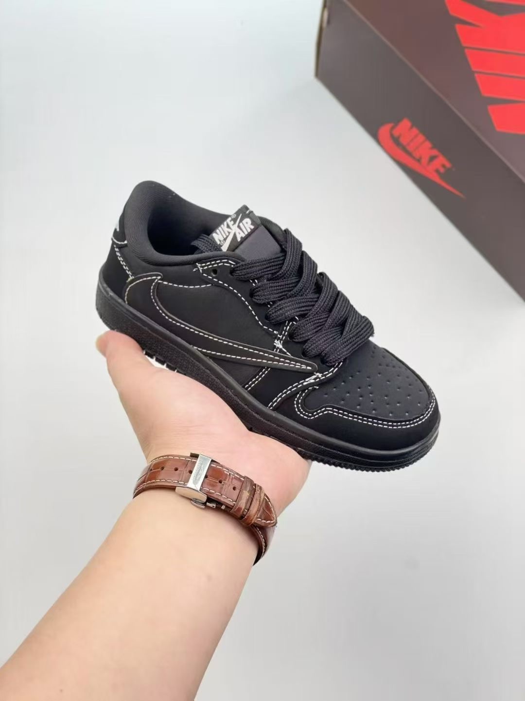 AJ 1 倒勾低帮联名儿童篮球鞋 这款时尚与舒适并存的潮流鞋，其耐磨鞋底和优质材料确保小脚始终舒适，适合各种日常活动，使其成为儿童运动鞋爱好者的完美选择。鞋跟采用联合品牌细节，脚下饰有标志性的双色橡胶鞋底，确保您的孩子在场上踢得最好。 尺码：24-37-选品中心