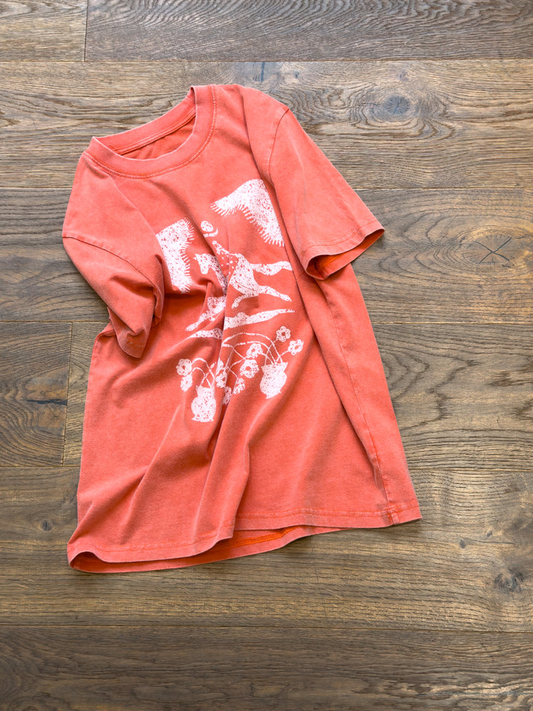 NO:873387,IM Girl's Short Sleeves on Horseback (Z6044219XP-T2-YJ) is made of long-staple cotton. The yarn fibers are slender and strong. The fabric has a soft and skin-friendly touch. After enzyme washing, the fabric has a matte brushed texture. It feels soft but not collapsed. The loose-fitting upper body has a relaxed atmosphere of 'worn-in' [garment printing + retro distressing technology]  The pattern adopts the garment screen discharge printing process. After washing, polishing and printing, it will have an old mottled texture, blending with the orange background, no glue, no bulges, breathable and not easy to fall off!  Orange, size S/M/L, real cotton, T-shirt,19860909IM马背上的女孩短袖(Z6044219XP-T2-YJ) 长绒棉为原料,纱线纤维细长强韧,面料自带柔糯亲肤触感,面料酵素水洗后呈雾面磨毛质感,手感软而不塌,宽松版上身自带“穿旧感”的松弛氛围【 成衣拔印+复古做旧工艺】 图案采用成衣丝网拔印工艺,水洗打磨印花后做旧斑驳质感,与橘色底色融为一体无胶感、无凸起透气不易脱落！ 橘色 码数S/M/L 真实成分棉,,T-shirt,,Women's clothing