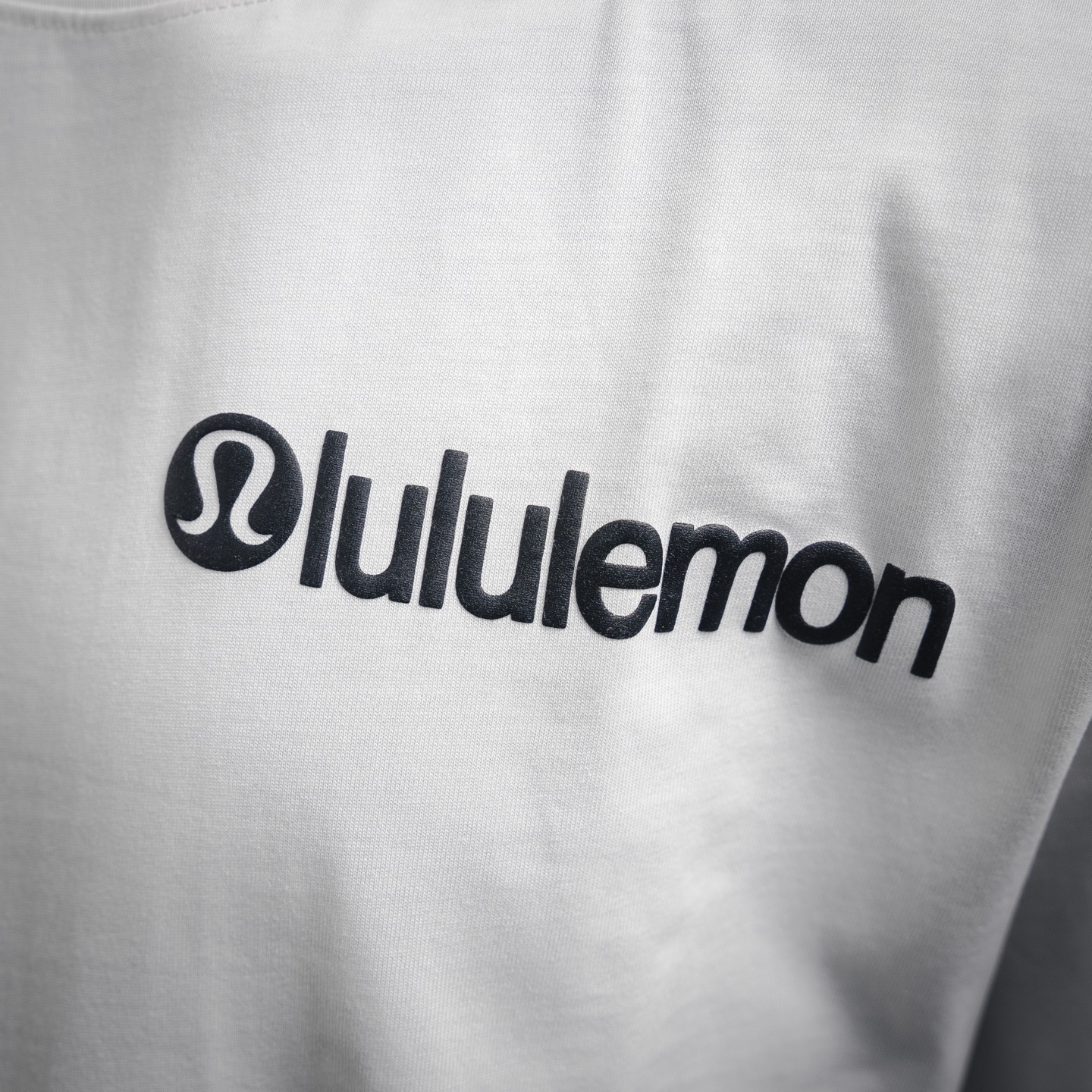 Lululemon露露25ss发泡logo标识圆领短袖T恤 黑色 白色-Chinese UA Cheap High Quatity Brand Clothes Bags handbags Sneakers wholesale wholesaler seller from China Factory suppliers Fashion Clothing Shoes best Quality Beautiful Price Lululemon露露25ss发泡logo标识圆领短袖T恤 黑色 白色