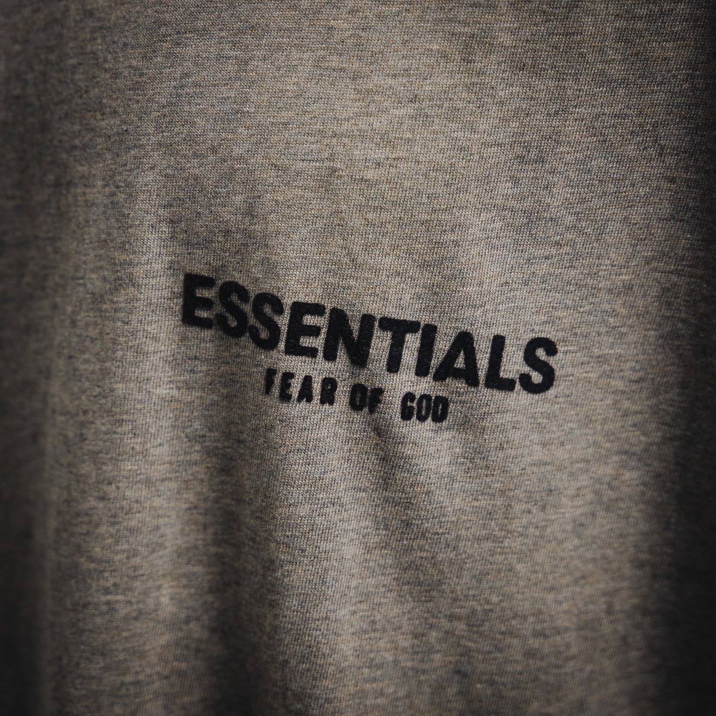 燕麦色顶级版本 FEAR OF GOD ESSENTIALS FOG胸口后背植绒男女情侣明星同款纯棉宽松透气短袖T恤