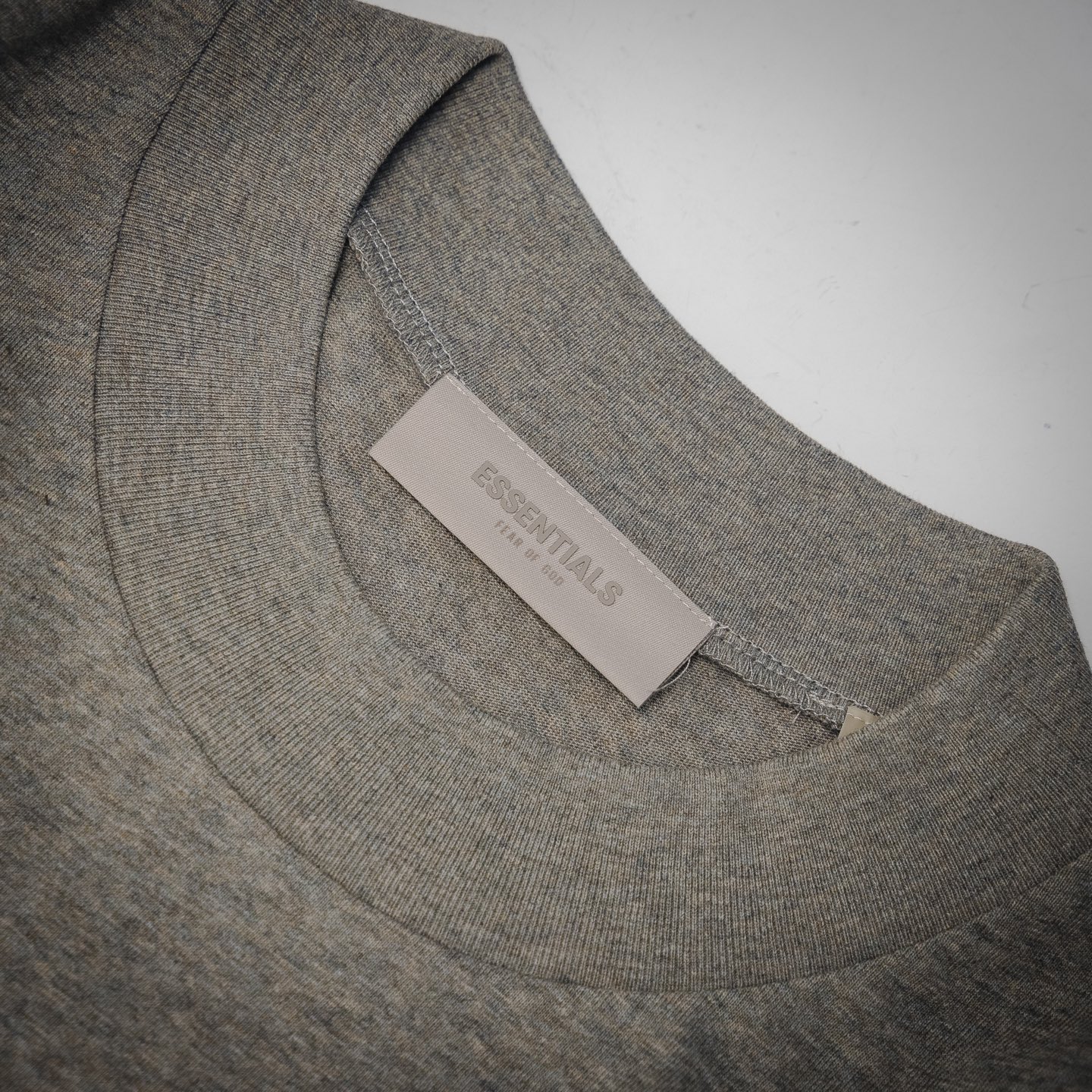 燕麦色顶级版本 FEAR OF GOD ESSENTIALS FOG胸口后背植绒男女情侣明星同款纯棉宽松透气短袖T恤