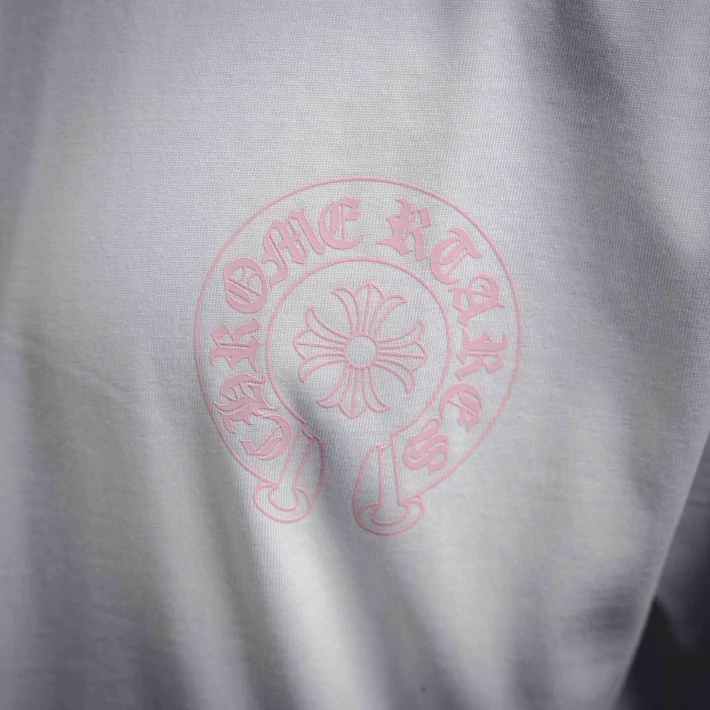 CHROME HEARTS/克罗心CH 后背粉色梵文印花短袖T恤-Chinese UA Cheap High Quatity Brand Clothes Bags handbags Sneakers wholesale wholesaler seller from China Factory suppliers Fashion Clothing Shoes best Quality Beautiful Price CHROME HEARTS/克罗心CH 后背粉色梵文印花短袖T恤