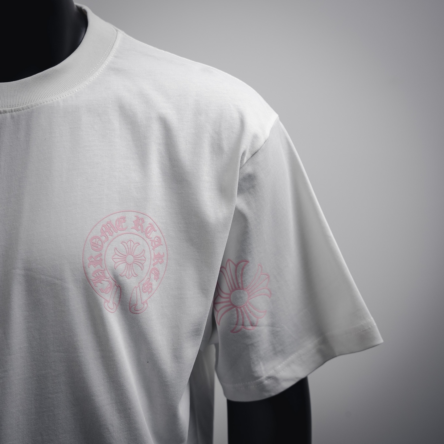 CHROME HEARTS/克罗心CH 后背粉色梵文印花短袖T恤-Chinese UA Cheap High Quatity Brand Clothes Bags handbags Sneakers wholesale wholesaler seller from China Factory suppliers Fashion Clothing Shoes best Quality Beautiful Price CHROME HEARTS/克罗心CH 后背粉色梵文印花短袖T恤