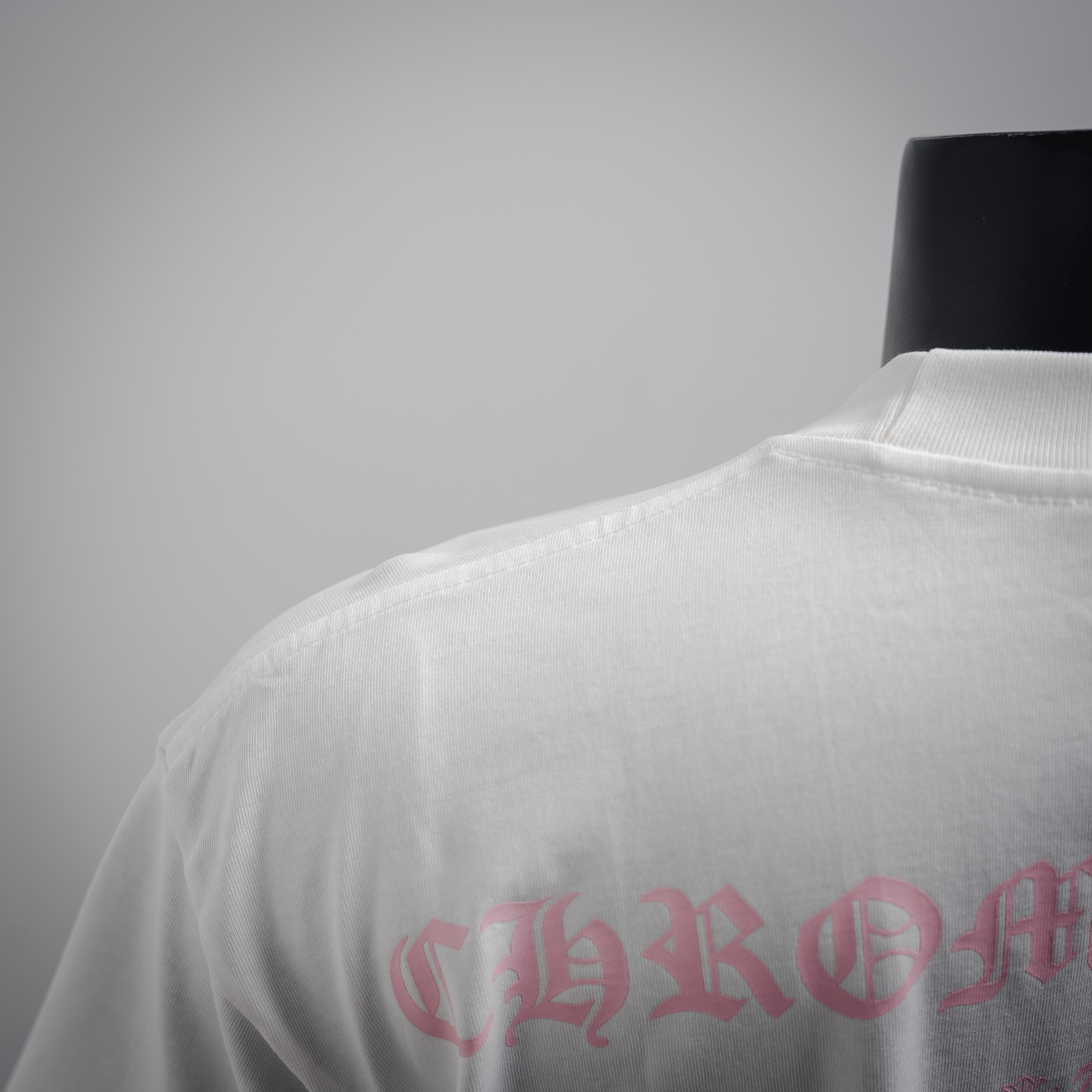 CHROME HEARTS/克罗心CH 后背粉色梵文印花短袖T恤-Chinese UA Cheap High Quatity Brand Clothes Bags handbags Sneakers wholesale wholesaler seller from China Factory suppliers Fashion Clothing Shoes best Quality Beautiful Price CHROME HEARTS/克罗心CH 后背粉色梵文印花短袖T恤