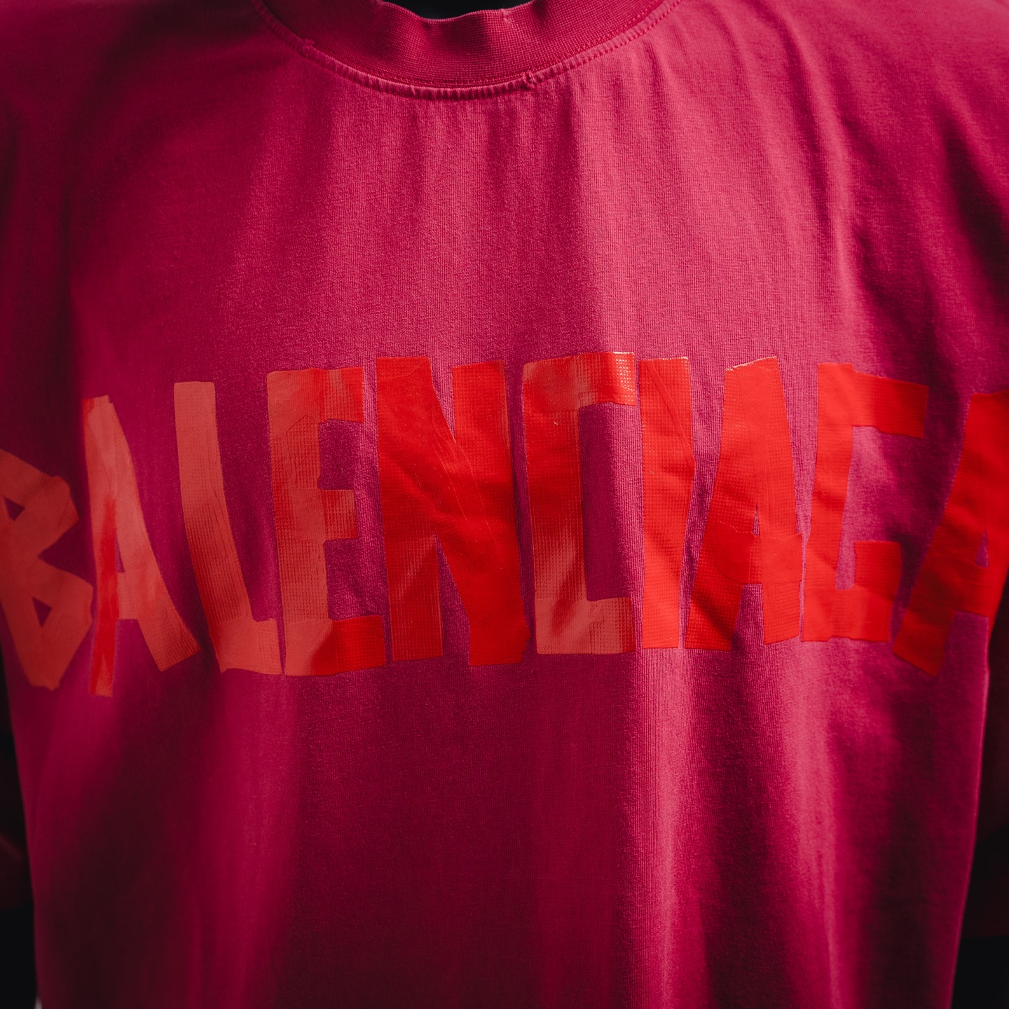 Balenciaga/巴黎世家 25ss 新品树莓红美纹纸胶带短袖
