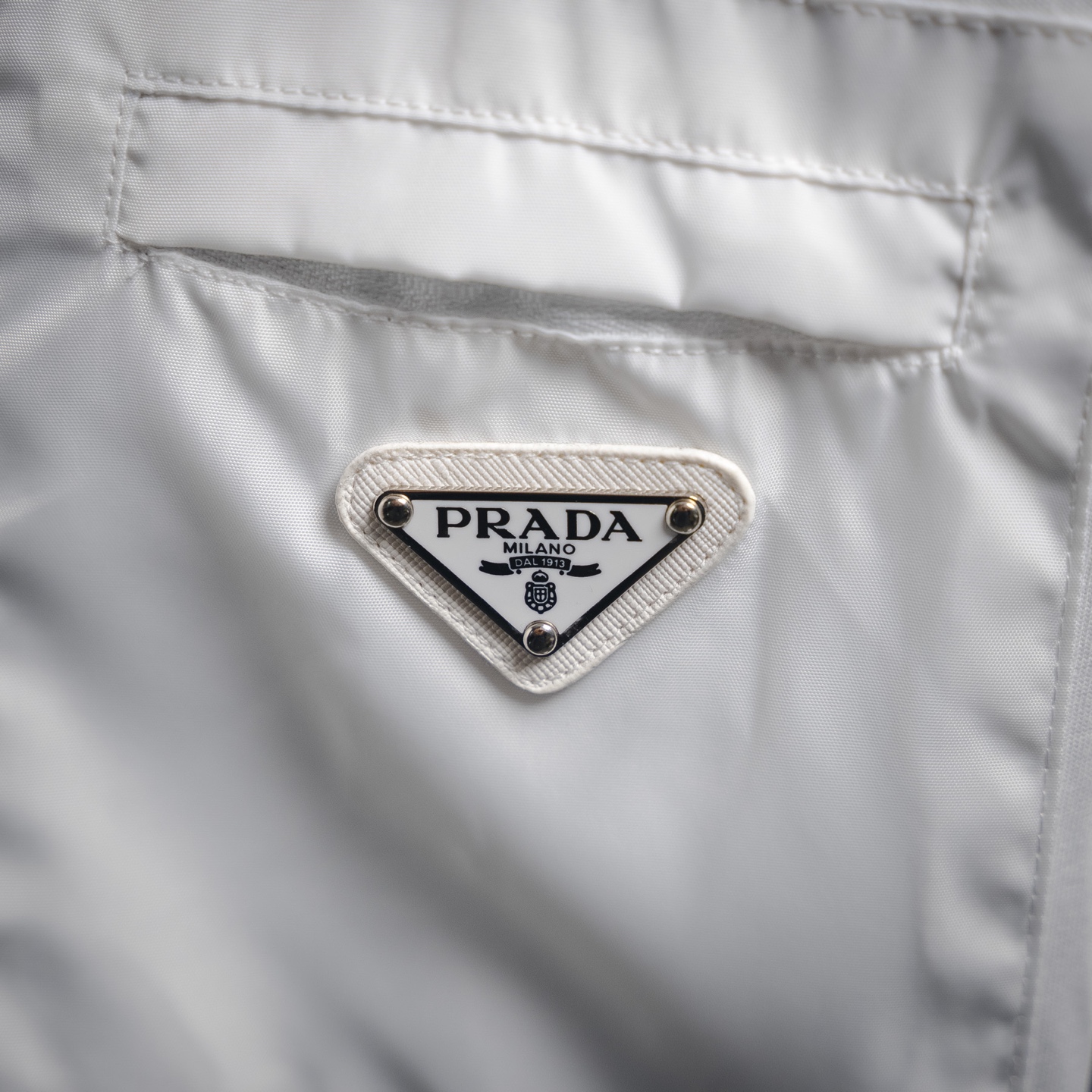 Prada/普拉达 25ss口袋铁牌徽标短袖T恤 P家情侣款短袖T恤