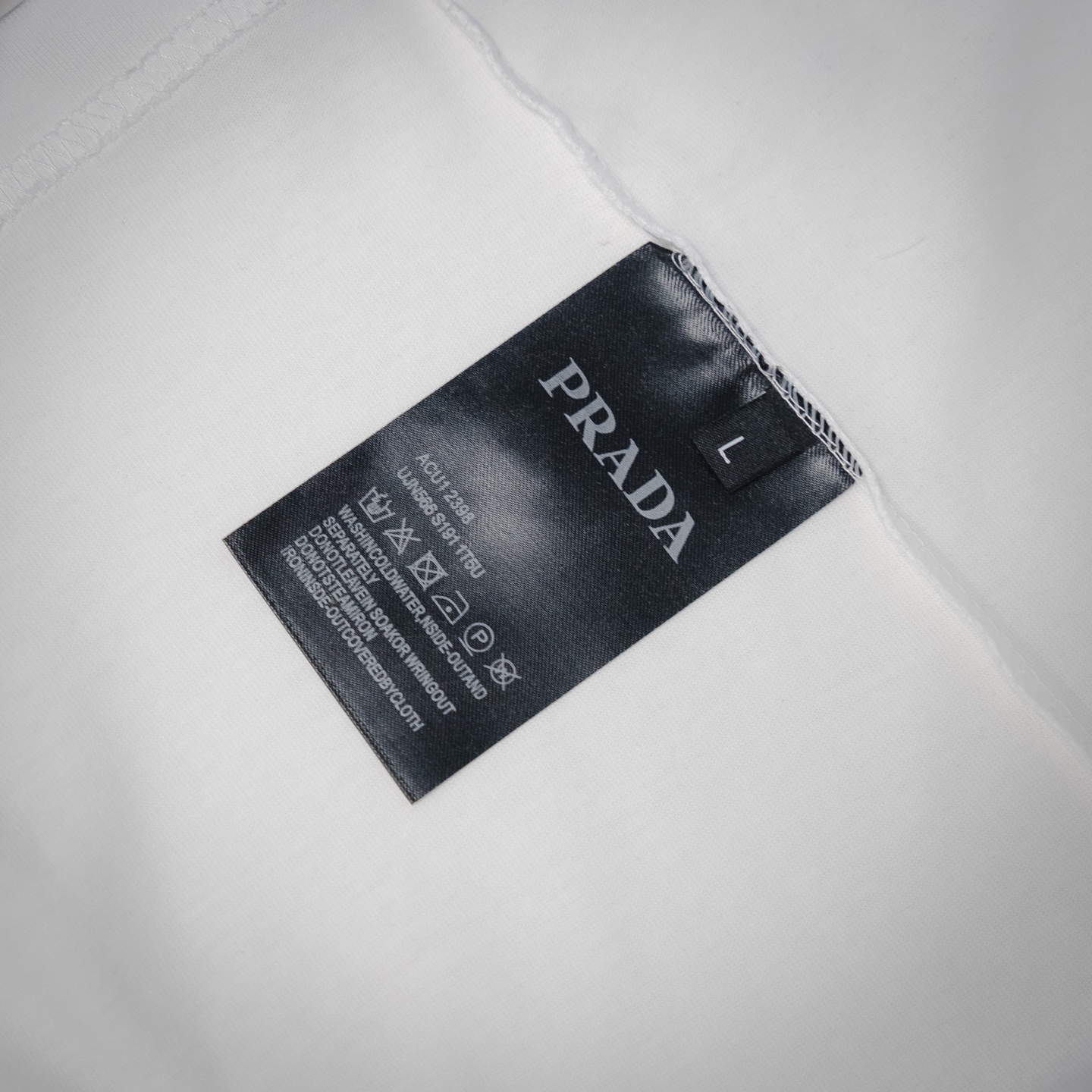 Prada/普拉达 25ss口袋铁牌徽标短袖T恤 P家情侣款短袖T恤