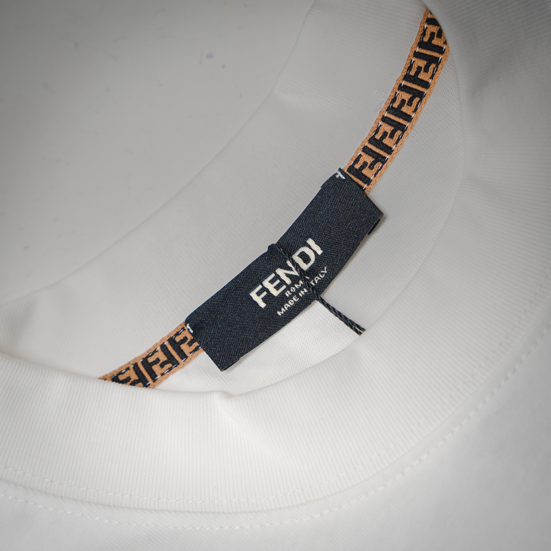 Fendi/芬迪25ss渲染字母logo短袖T恤 黑色/白色