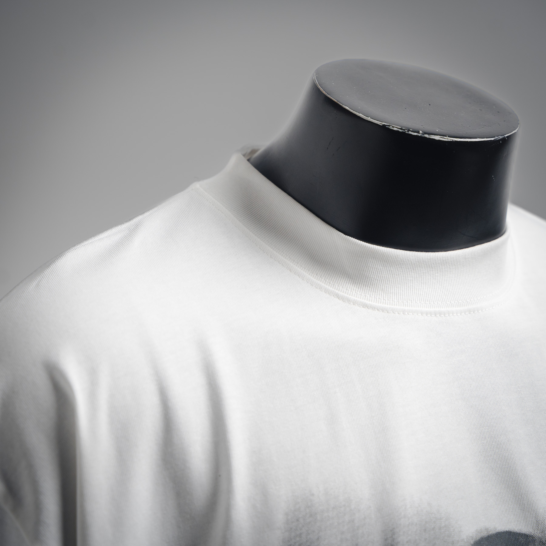 Fendi/芬迪25ss渲染字母logo短袖T恤 黑色/白色