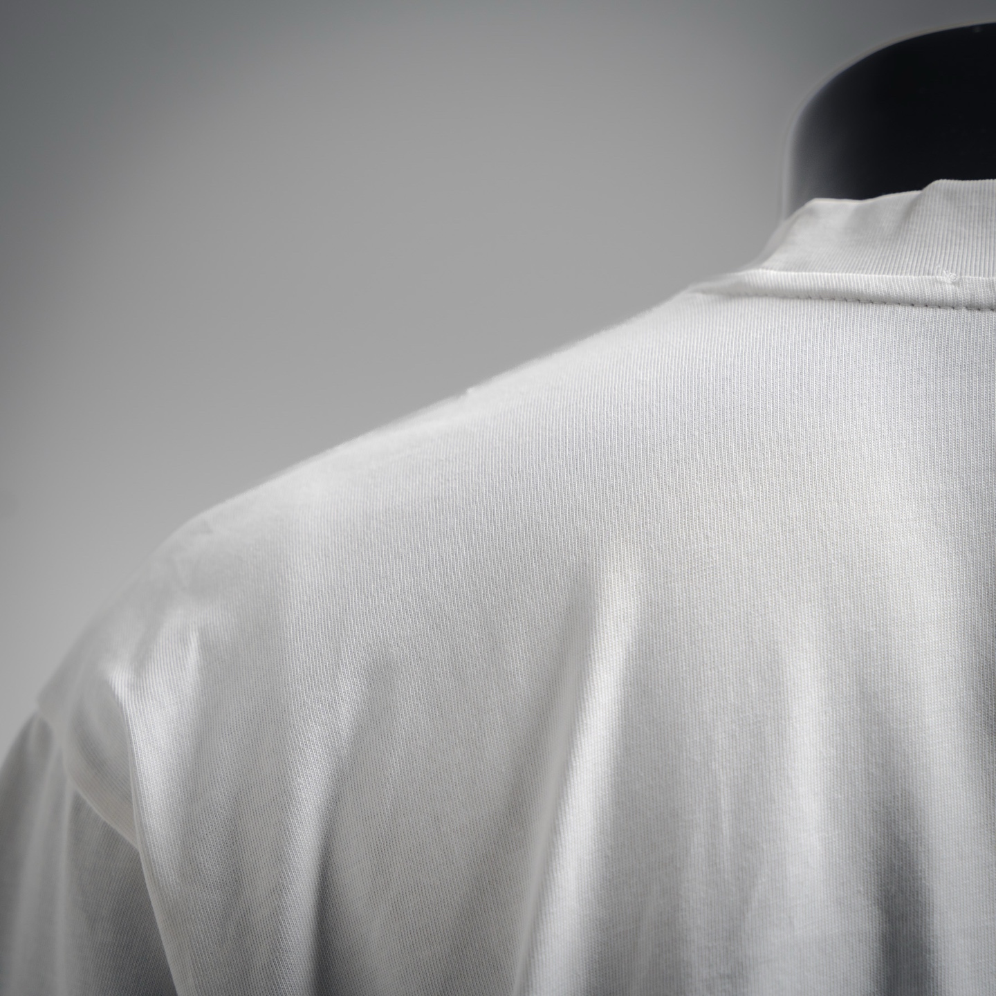 Fendi/芬迪25ss渲染字母logo短袖T恤 黑色/白色