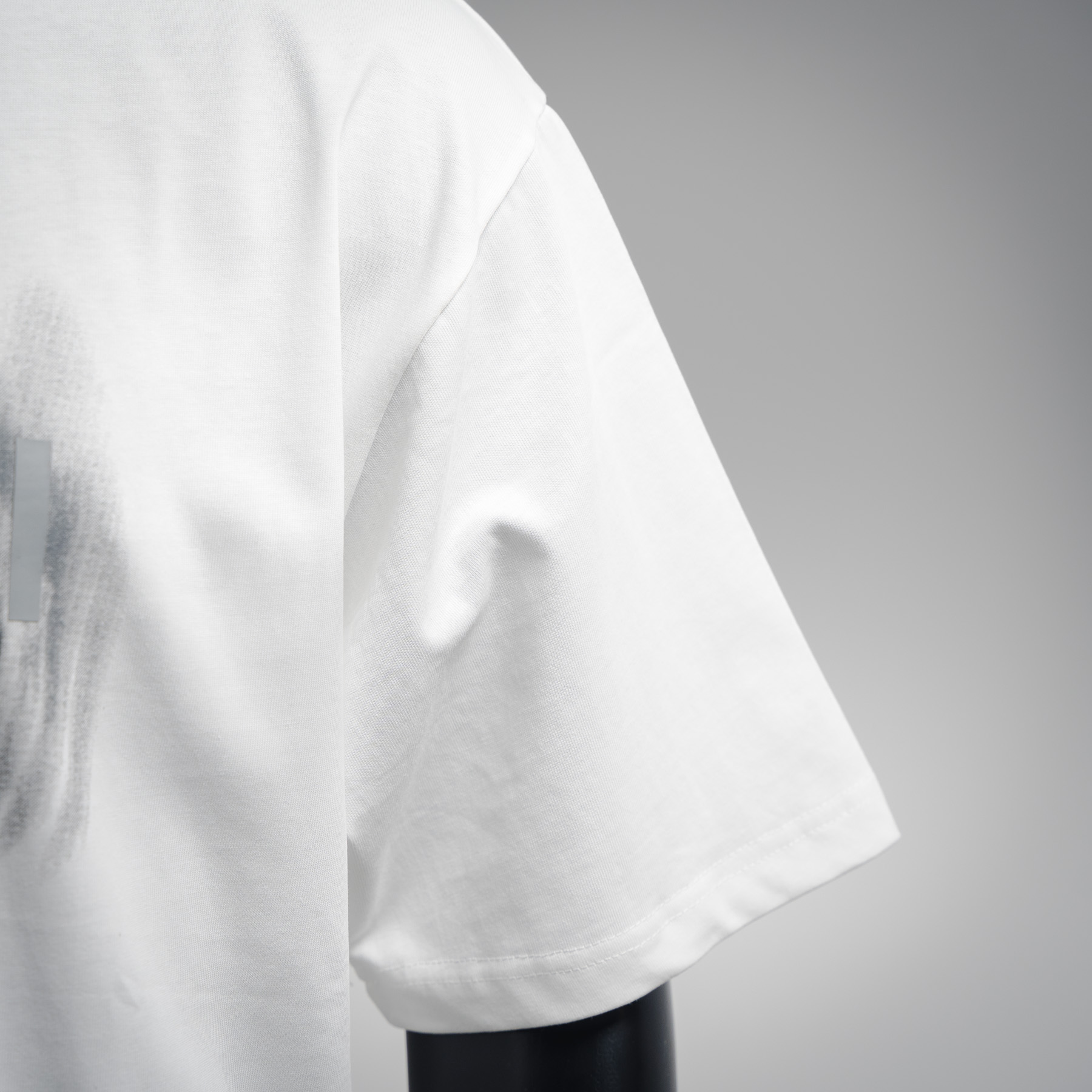 Fendi/芬迪25ss渲染字母logo短袖T恤 黑色/白色