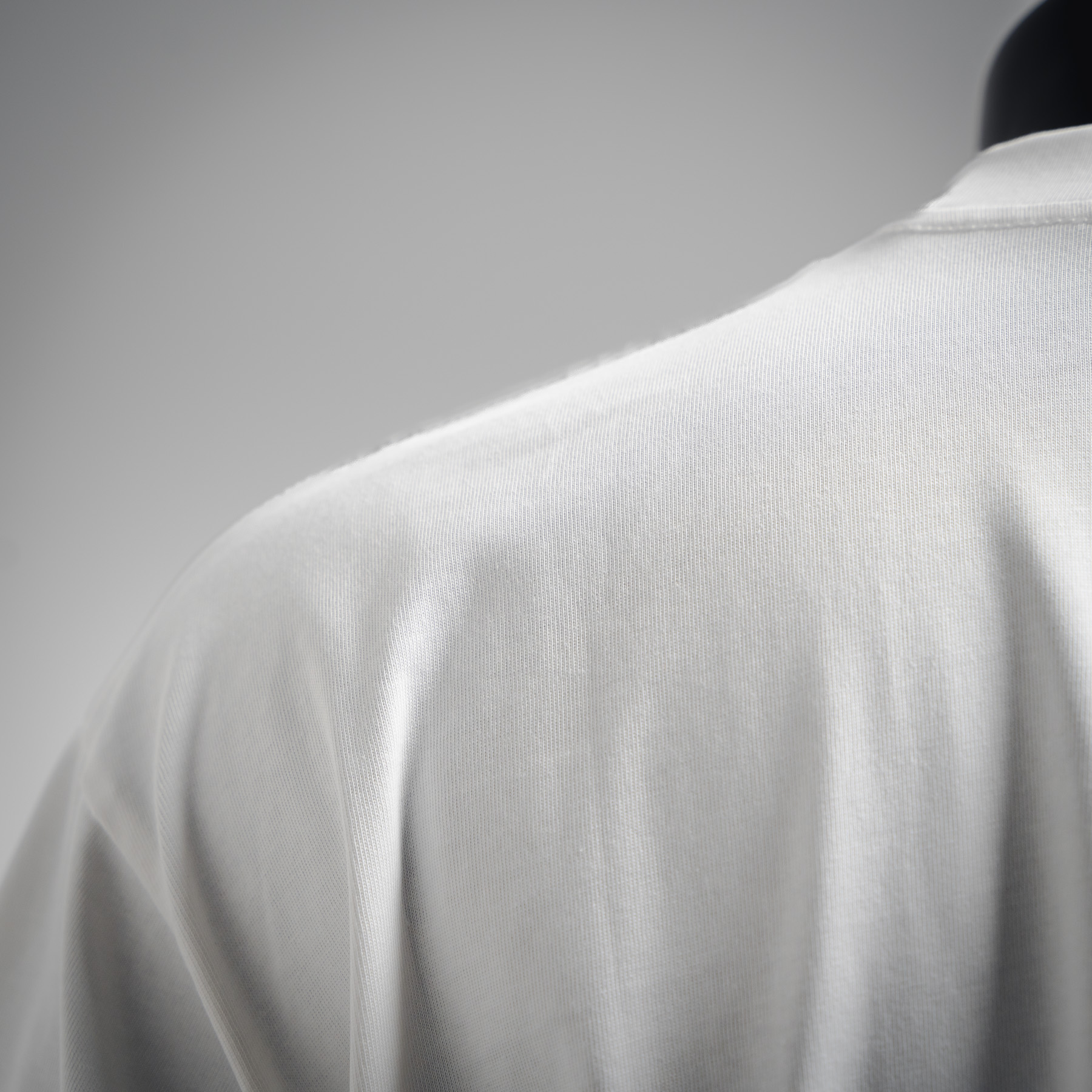 Fendi/芬迪25ss口袋拉链字母logo短袖T恤 黑色/白色