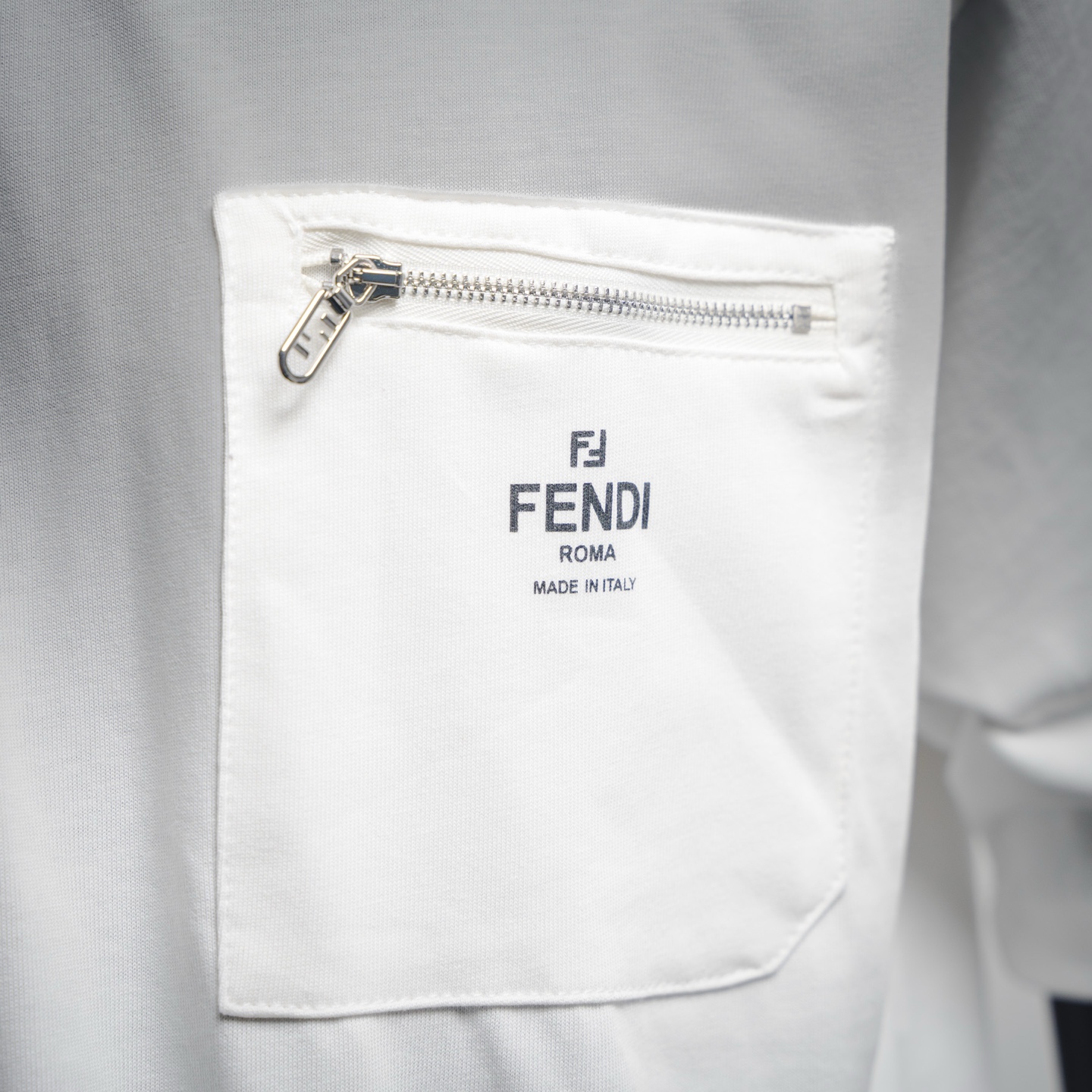 Fendi/芬迪25ss口袋拉链字母logo短袖T恤 黑色/白色