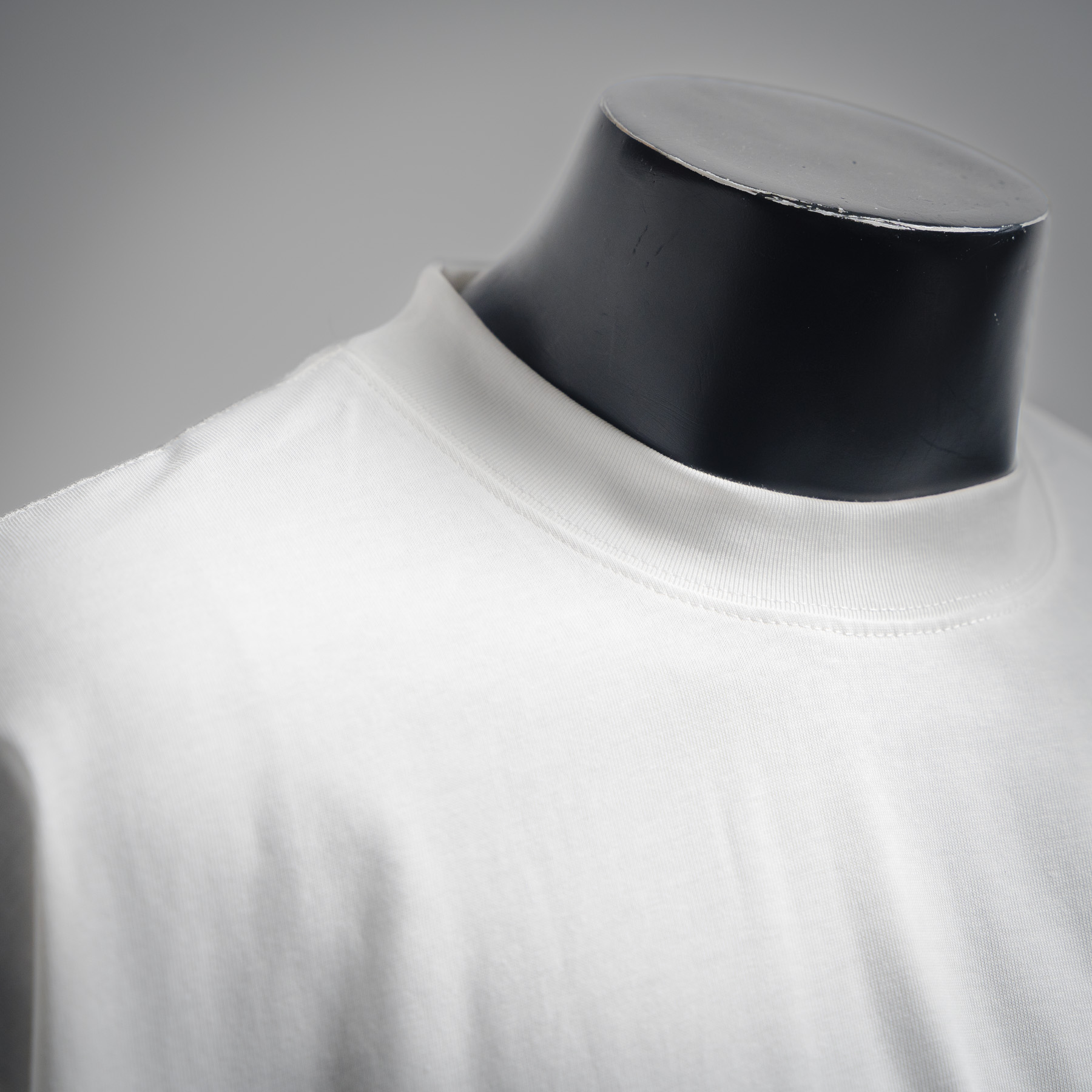 Fendi/芬迪25ss口袋拉链字母logo短袖T恤 黑色/白色