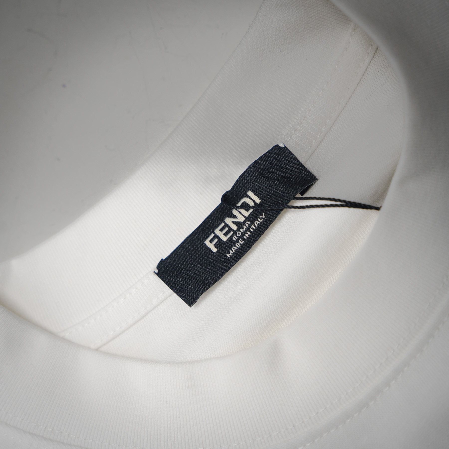 Fendi/芬迪25ss口袋拉链字母logo短袖T恤 黑色/白色