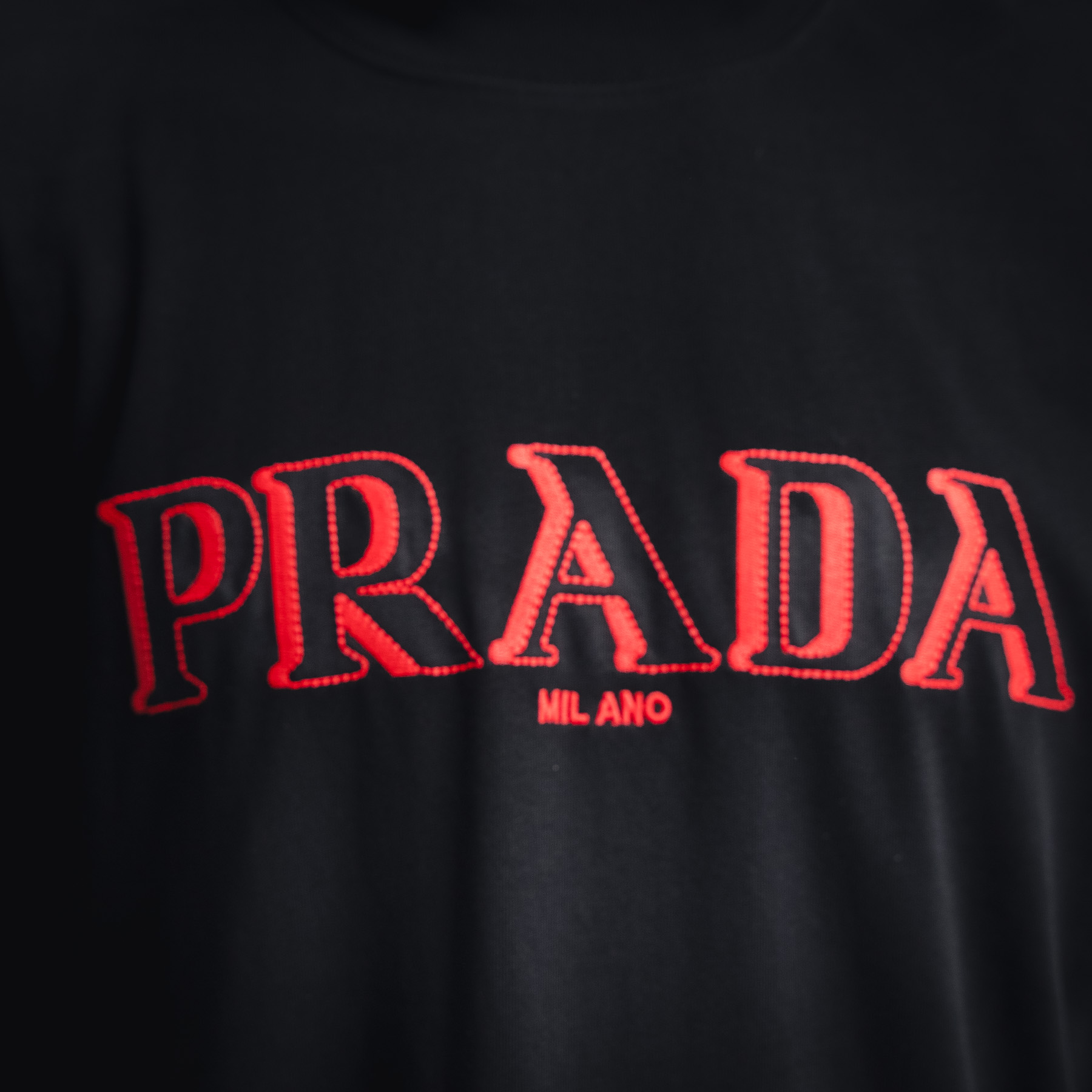 Prada/普拉达 25ss 3D重影字母刺绣短袖T恤白色 黑色-Chinese UA Cheap High Quatity Brand Clothes Bags handbags Sneakers wholesale wholesaler seller from China Factory suppliers Fashion Clothing Shoes best Quality Beautiful Price Prada/普拉达 25ss 3D重影字母刺绣短袖T恤白色 黑色