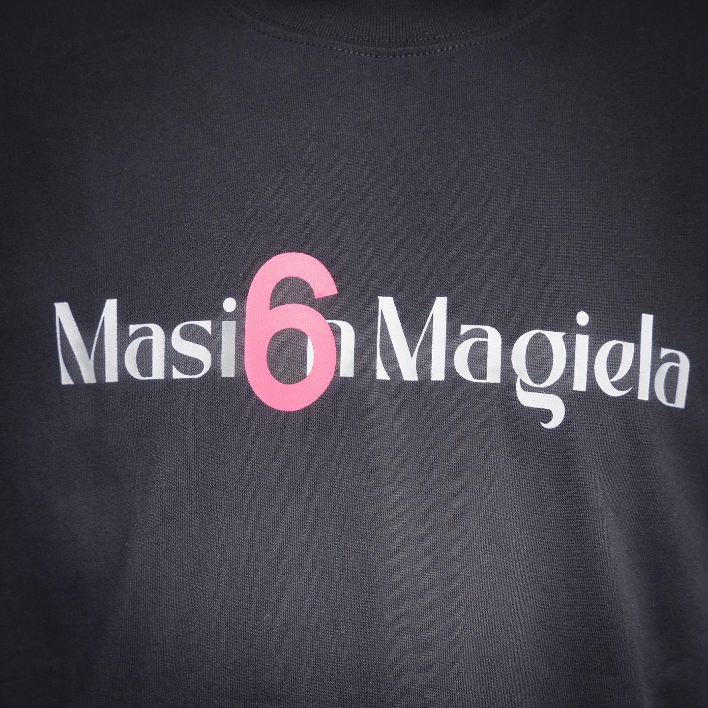 MaisonMargiela/马吉拉 25ss 字母数字粉色6印花短袖T恤 黑色