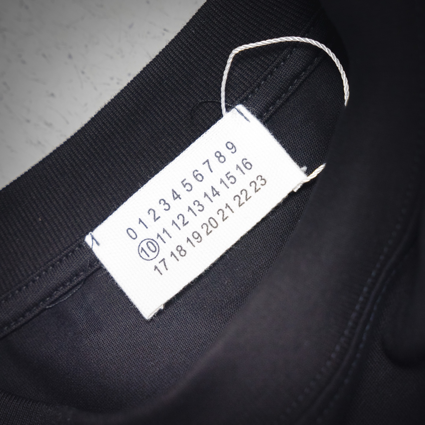 MaisonMargiela/马吉拉 25ss 字母数字粉色6印花短袖T恤 黑色