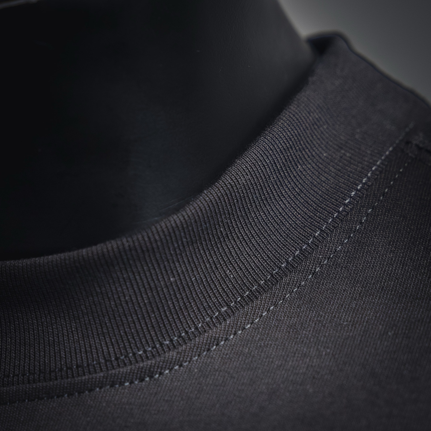 Louisviutton/路易威登 LV 25ss后背彩色字母logo印花短袖T恤 黑色/白色