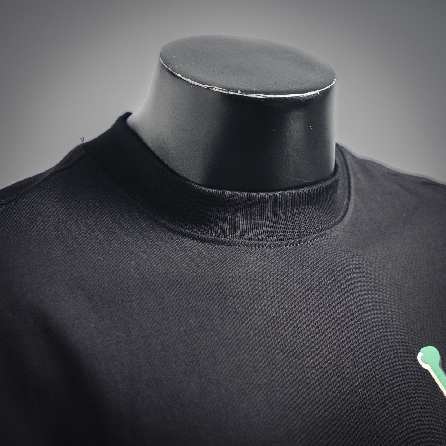 Louisviutton/路易威登 LV 25ss后背彩色字母logo印花短袖T恤 黑色/白色